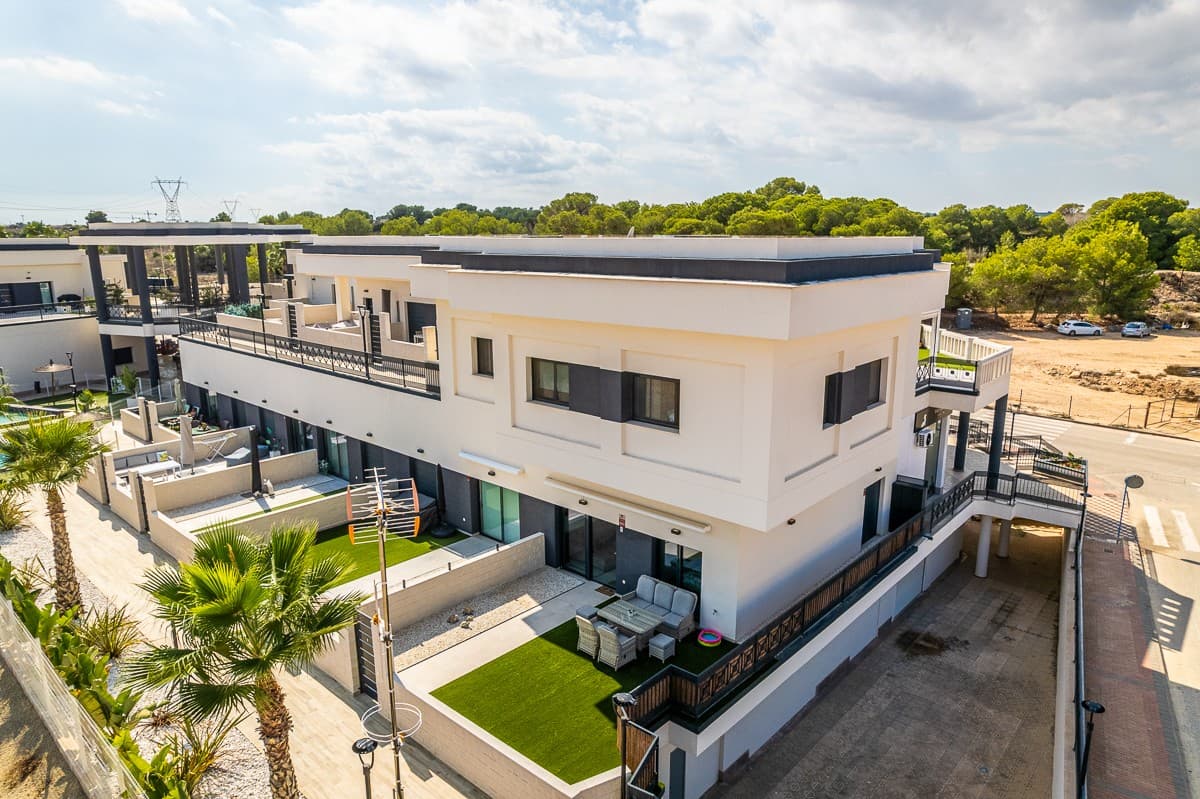 Beautiful ground-floor corner apartment in Lo Crispin. Modern, move-in ready, and sunny!

 Welcome to this beautiful ground floor apartment in Lo Crispin, built in 2022 and designed with an eye for comfort, light and space. This property is ideal for those looking for a modern, move-in ready place under the Spanish sun.

 The apartment has two spacious bedrooms and one modern bathroom. The open-plan living space combines a cosy sitting and dining area with a practical U-shaped kitchen. Thanks to the clever design, there is even space to have breakfast at the counter, with a view of the terrace.

 As a corner apartment you enjoy extra light and privacy. The outdoor area is spacious and perfect for relaxing, sunbathing or enjoying a meal with family and friends.

 A big plus: the apartment is sold fully furnished and ready to move in. All furniture and furnishings are of high quality, carefully chosen to create a modern, warm atmosphere. All you have to do is pack your bags and enjoy!

 The residence offers a beautiful communal swimming pool with pleasant sunbathing areas and an indoor area with toilet facilities, ideal for a day at the water without having to return to the apartment each time.

 In addition, the apartment has an underground garage/parking space and a private storage room: useful for bicycles, beach equipment or extra storage.



 Location: Lo Crispin and surroundings

 Lo Crispin is a quiet, well-maintained residential area just a few minutes from Ciudad Quesada and Algorfa, with excellent connections to the coast and all amenities. In the immediate vicinity you will find cozy bars, restaurants, supermarkets and sports facilities.

 The beautiful beaches of Guardamar del Segura and Torrevieja are just a 15-20 minute drive away, while Alicante Airport can be reached within 40 minutes.

 This location offers the best of both worlds: a peaceful residential area with a central location to discover the best of the Costa Blanca.





 A modern, stylish, and fully move-in ready apartment where comfort and quality of life are paramount, perfect for enjoying Spanish life right away! Contact us today for more information or to arrange a viewing – this move-in ready apartment in Lo Crispin awaits you!