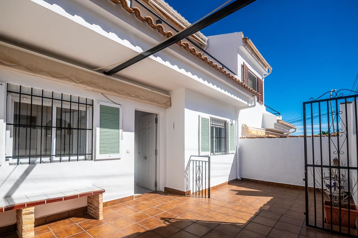 Descubra esta casa adosada semireformada de 3 dormitorios y 2 baños en excelentes condiciones, ubicada a pocos pasos del encantador centro de la ciudad de San Miguel de Salinas .

 Esta hermosa casa ofrece comodidad, espacio y una verdadera sensación mediterránea, ideal como propiedad de vacaciones o residencia permanente bajo el sol español.

 Disposición

 La planta baja cuenta con una luminosa sala de estar y comedor con una cocina semiabierta , un dormitorio y un baño con inodoro y ducha. Una escalera conduce al piso superior , donde encontrará dos dormitorios más, un baño familiar y acceso a una amplia terraza.

 Los dos dormitorios de la planta superior dan a la soleada terraza del primer piso : el lugar perfecto para relajarse, tomar el sol o disfrutar de una barbacoa con amigos y familiares.

 Espacio al aire libre

 En la parte delantera, una terraza totalmente orientada al sur invita a disfrutar del sol todo el día. Para proporcionar sombra cuando sea necesario, se han instalado tres toldos , ideales para comer al aire libre y relajarse incluso en los días más cálidos.

 Características

 Semi-reformado y en muy buen estado general. Sistema de aire acondicionado completamente nuevo (calefacción y refrigeración) Nuevo sistema de agua caliente Luminoso y listo para mudarse.

 Ubicación

 El centro de la ciudad de San Miguel de Salinas está a solo 10 minutos a pie y ofrece una amplia gama de restaurantes, bares, tiendas y servicios esenciales. También encontrará un colegio privado, un parque, pistas de tenis, pádel y petanca, una parada de autobús, una ferretería y supermercados, todo ello a poca distancia a pie.

 Las hermosas playas de arena blanca por las que es famosa la Costa Blanca están a solo 10-15 minutos en coche .

 ✨ ¡ La casa de vacaciones perfecta o una oportunidad de inversión a un precio increíble! ¡ Contáctenos hoy para concertar una visita y ver esta fantástica propiedad usted mismo!