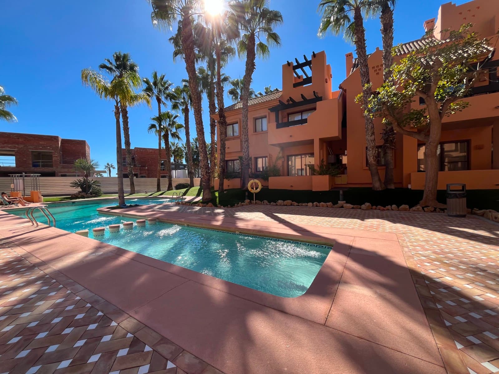 Moderno apartamento de 2 dormitorios, 2 baños y 2 terrazas.

 Descubra este hermoso apartamento de 2 dormitorios y 2 baños ubicado en una residencia exclusiva con piscina comunitaria. La casa ofrece un equilibrio perfecto entre comodidad, elegancia y un estilo de vida mediterráneo relajado.

 En su interior encontrará un luminoso salón con acceso directo a una de las amplias terrazas, ideal para disfrutar del sol español o de una cena al aire libre. La moderna cocina está totalmente equipada y tiene una distribución práctica. Ambos dormitorios son amplios y cuentan con armarios empotrados, y el dormitorio principal tiene baño en suite.

 El apartamento dispone de dos terrazas, por lo que podrás elegir entre sol y sombra a cualquier hora del día. Además, en el precio se incluye un garaje subterráneo y un trastero privado.

 En la exclusiva urbanización Nueva Ribera Beach Club en Los Alcázares podrás disfrutar de lo mejor que el Mar Menor te ofrece. Ubicada directamente en la playa, esta elegante residencia combina la comodidad moderna con un relajado estilo de vida mediterráneo. La comunidad cerrada ofrece seguridad las 24 horas, hermosos jardines y una atractiva piscina comunitaria, todo diseñado para maximizar su disfrute de la paz, el espacio y las vistas al mar.

 La zona ofrece innumerables oportunidades para relajarse y disfrutar. A lo largo del bulevar, encontrará acogedores bares, restaurantes y cafeterías donde podrá disfrutar de la gastronomía española y de un ambiente animado. Para las compras diarias hay supermercados y tiendas en las inmediaciones, fácilmente accesibles a pie o en pocos minutos en coche.

 Para los amantes del deporte, la ubicación es ideal: a orillas del Mar Menor encontrará varias escuelas de deportes acuáticos donde podrá practicar windsurf, kayak, SUP o vela. Además, hay varios campos de golf a poca distancia en coche, perfectos para aquellos que disfrutan de la actividad al aire libre.

 La accesibilidad es excelente: el aeropuerto de la Región de Murcia (Corvera) está a sólo unos 40 kilómetros de distancia, lo que hace que viajar sea rápido y fácil. Las cercanas localidades de San Javier, Cartagena y Murcia también son fácilmente accesibles por autopista.

 Vivir en Nueva Ribera Beach Club significa elegir calidad, comodidad y una ubicación única en primera línea de playa. Aquí disfrutarás del sol, la playa y un estilo de vida relajado todos los días en un entorno seguro, cuidado y exclusivo.

