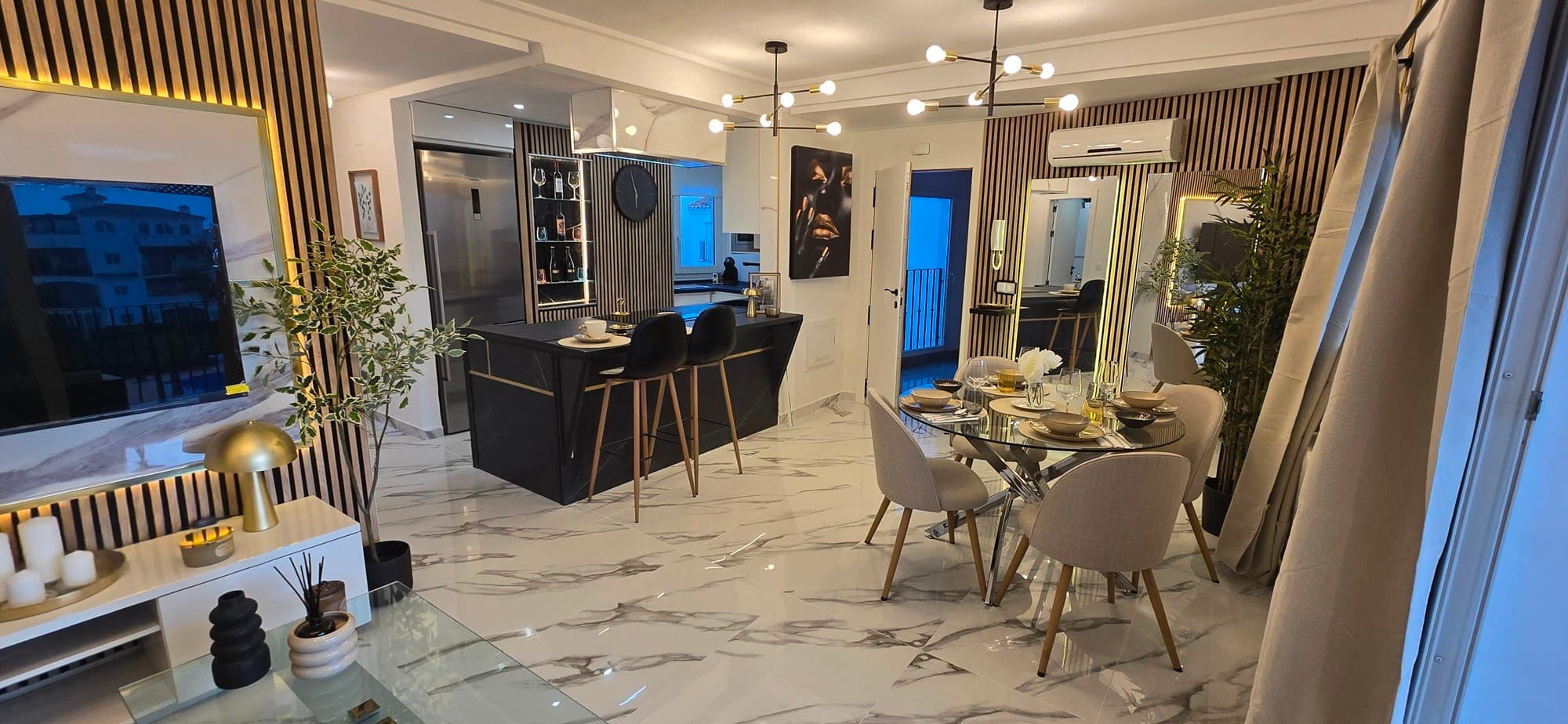 Apartamento totalmente reformado en Hacienda Riquelme Golf Resort Descubra este exclusivo apartamento de diseño de alta gama , completamente modernizado, situado en la segunda planta y con una ubicación inmejorable cerca de la casa club del prestigioso Hacienda Riquelme Golf Resort en Murcia. Una oportunidad única para quienes buscan lujo, confort y una vivienda lista para entrar a vivir, con acabados de la más alta calidad. Este impresionante apartamento ha sido completamente transformado. Desde el elegante suelo nuevo hasta la cocina abierta totalmente rediseñada, el elegante baño contemporáneo y los refinados acabados en toda la vivienda, cada detalle rezuma calidad y sofisticación. El luminoso salón de planta abierta cuenta con una pared multimedia a medida y grandes puertas correderas que dan a una terraza orientada al oeste con vistas a la piscina. La nueva cocina de diseño está totalmente equipada con electrodomésticos de alta gama. Ambos dormitorios dobles disponen de armarios empotrados, ventiladores de techo y balcones franceses, mientras que el baño reformado luce un estilo moderno y elegante. El apartamento se vende completamente amueblado, listo para entrar a vivir de inmediato. Incluye además una plaza de aparcamiento subterráneo vigilada y acceso por ascensor a todas las plantas. Si buscas un apartamento de diseño elegante y listo para entrar a vivir en una ubicación privilegiada, ¡esta es una visita obligada! ¿Te interesa? Envía un mensaje a Iris a iris@global-spain.com o por WhatsApp al +32 499 73 55 34.