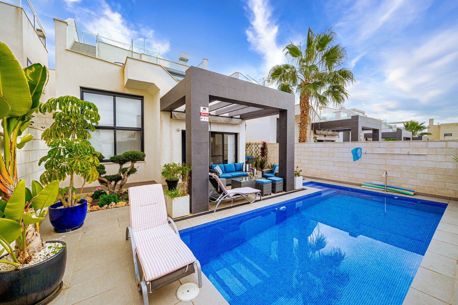 Venga y eche un vistazo a esta casa recién terminada, prácticamente nueva en Rojales. ¿Vienes a vivir en el pintoresco Rojales, a 10 minutos de la playa en una preciosa villa con 3 dormitorios , 2 baños y un aseo de invitados? La villa tiene una piscina privada recientemente reinstalada, jacuzzi privado en el solarium y todas las comodidades para la casa de sus sueños. Es un verdadero punto de atracción para los amantes del lujo y la tranquilidad.Esta casa de lujosos acabados está situada en una preciosa parcela con orientación suroeste. Además, la casa está equipada con todas las comodidades con todos los muebles restantes también. Esta propiedad está disponible en consulta y completamente lista para entrar a vivir. En resumen, ¿disfrutar de una casa en España? Entonces esta es la oportunidad.La vivienda se divide en dos plantas y solarium; la planta baja, la primera planta y el solarium.Planta baja;Al llegar, se entra por la puerta principal al salón. El amplio salón con cocina moderna está totalmente equipada. Caminando hacia la parte trasera de la casa, aquí encontrará un aseo de invitados y acceso al primer dormitorio con baño en-suite. Sin olvidar el jardín que cuenta con una piscina privada y varias zonas de estar agradable para disfrutar del sol español.Primera planta; Suba las escaleras y encontrará dos dormitorios y un amplio cuarto de baño. También hay una bonita zona al aire libre en esta planta donde podrá relajarse totalmente. Por último, desde el balcón se puede acceder a la azotea donde se encuentra el jacuzzi.Detalles: - Superficie útil; 104 m2- Parcela; 229,6 m2 - Año de construcción; 2016 - 3 dormitorios; - 2 baños y un aseo- Piscina privada;- Jacuzzi;- Cocina y baños totalmente terminados.- Muebles incluidos.- 2 plazas de aparcamiento en frente de la casa en calle privada.Este anuncio es indicativo y no se puede derivar ningún derecho de la información anterior.

