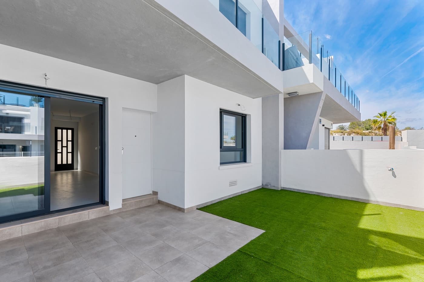 Come see this recently completed, practically brand-new ground-floor flat in the charming town of San Miguel de Salinas.This brand new residential complex offers a perfect blend of modern comforts and Mediterranean outdoor living. The flat features 2 spacious bedrooms and 2 stylish bathrooms, making it ideal for both permanent living and holidays. The open-plan living and dining room seamlessly connect to the outdoor areas, providing natural light and a sense of space. Enjoy the two private terraces, one at the front and one at the back, which are ideal for sunbathing, outdoor dining or relaxing on the artificial grass. Residents have access to a large communal pool, surrounded by beautifully landscaped green spaces. Here you can relax and enjoy the Spanish sun.San Miguel de Salinas offers a mix of traditional charm and modern convenience, with local shops, restaurants, golf courses and beaches all within easy reach. Whether you are looking for a holiday home, an investment opportunity or a new home in the sun, this flat has it all!Can you imagine living in the village of San Miguel de Salinas, just 15 minutes from the beach, in a beautiful 2-bedroom, 2-bathroom ground-floor flat?Features:- Built-up area: 65 m²- Plot: 115 m²- Year of construction: 2025- 2 bedrooms- 2 bathrooms- Communal pool- Pre-installed air conditioning- Built-in wardrobes- Electric shutters

This advertisement is for information only and no rights can be derived from the above information.