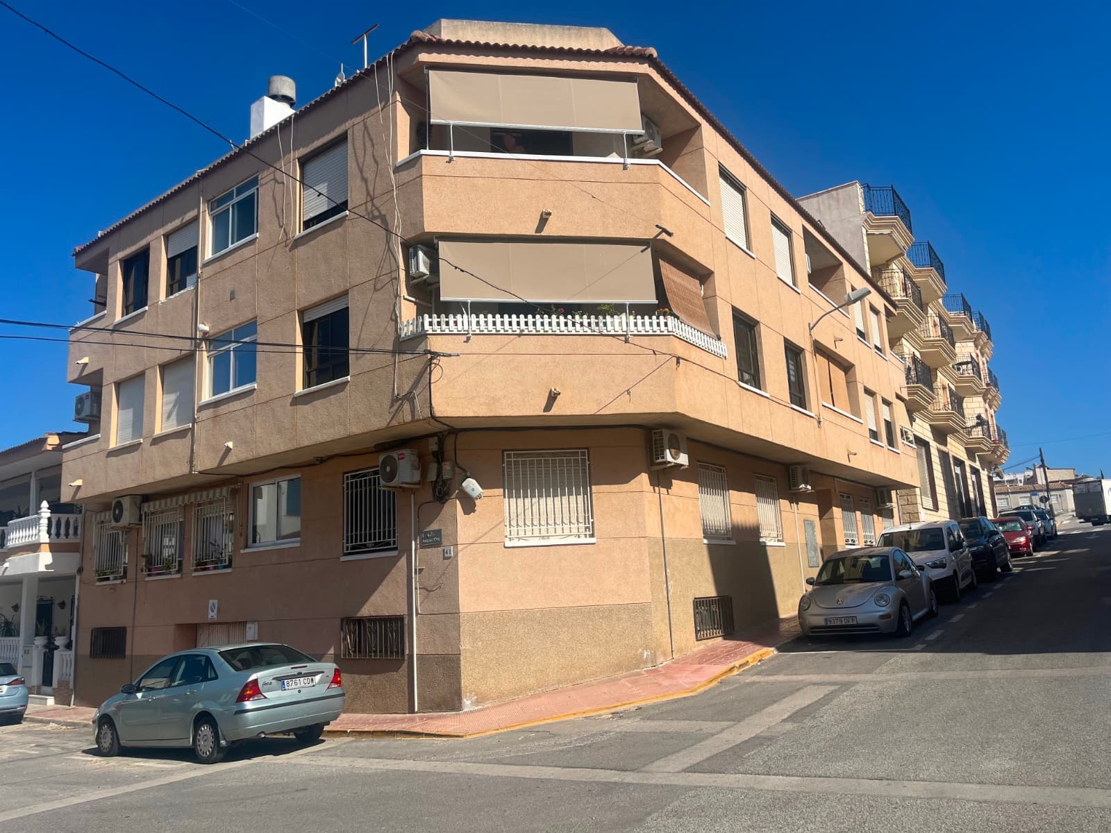 In the charming village of Benijófar, located on the beautiful Costa Blanca, you will find this well-maintained first-floor apartment on Calle Felipe Hernandez 7. An ideal home for those seeking comfort, space, and the authentic Spanish lifestyle.The apartment features 3 spacious bedrooms and 1 full bathroom, making it perfect for families, couples, or as a holiday home. Thanks to its practical layout, the property feels bright and spacious, with large windows that allow plenty of natural light to enter.The cozy living room forms the heart of the home and offers direct access to the front-facing balcony. Here you can relax with a morning coffee or enjoy the pleasant Mediterranean evenings. The balcony adds extra charm and provides a lovely outdoor space.The kitchen is well laid out and offers sufficient storage and worktop space. The bedrooms are comfortable and versatile, ideal as children’s rooms, guest rooms, or even a home office.The property is located in a quiet yet central area of Benijófar, close to shops, restaurants, supermarkets, and all daily amenities. Everything you need is within easy reach.This property is ideal as a permanent residence, holiday home, or investment on the Costa Blanca.First floor apartment3 spacious bedrooms1 full bathroomFront-facing balconyBright living room with natural lightCentral location in Benijófar (Alicante)Close to shops, restaurants, and amenitiesAll daily services within easy reachLooking for a comfortable home in a popular area of Spain? This apartment is definitely worth a viewing.