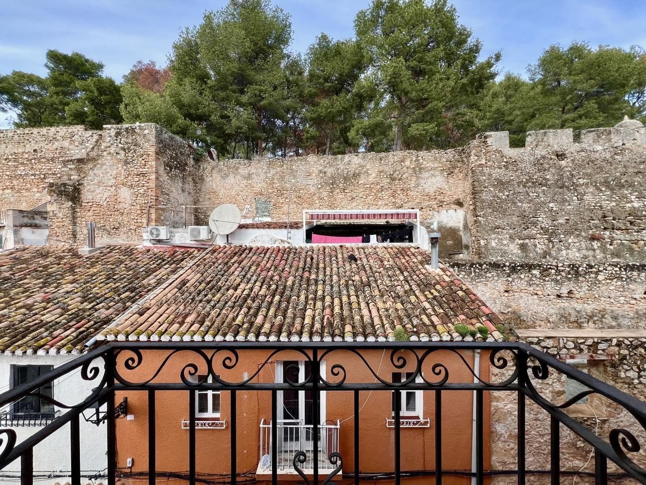 This unique apartment is located adjacent to the Castle walls in Denia, giving the most spectacular views, location and atmosphere.This property does need a reform but is priced accordingly, with 4 spacious bedrooms with excellent natural light.Spacious kitchen with private terrace. 4 balconies with unobstructed views, the views are quite incredible.The apartment offers the investor multiple possibilities, offering an amazing opportunity to renovate and either re sell or rent to those smart and up and coming Denia yuppies at a high premium, so very good value for money.