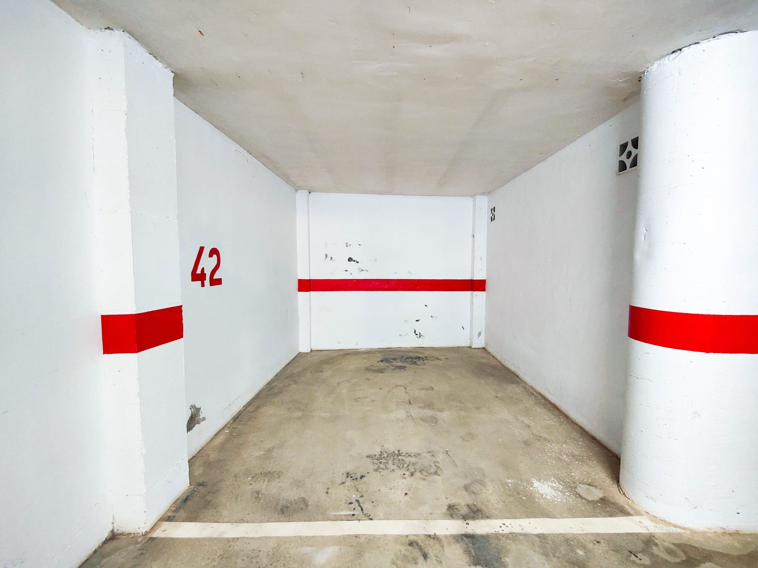 Parking space for sale on Calle del Palangre 23, TorreviejaConvenient parking space for sale in Torrevieja, located on the -1 floor of a well-maintained garage at Calle del Palangre 23, just a few steps from Playa del Cura beach and the promenade.This open corner parking space offers easy access. Next to a closed private garage, your car stays well protected and sheltered from other vehicles.The entrance ramp is wide and easy to drive in, with an automatic gate and remote control for maximum comfort and security. Main features:Location: Calle del Palangre 23, Torrevieja (Alicante)Type: Open corner parking spaceApprox. dimensions: 3.85 m x 3,15 mWide ramp accessAutomatic gate with remote controlProtected position next to closed garageA great investment opportunity or the ideal solution for residents and holidaymakers in central Torrevieja looking for a safe and convenient place to park.