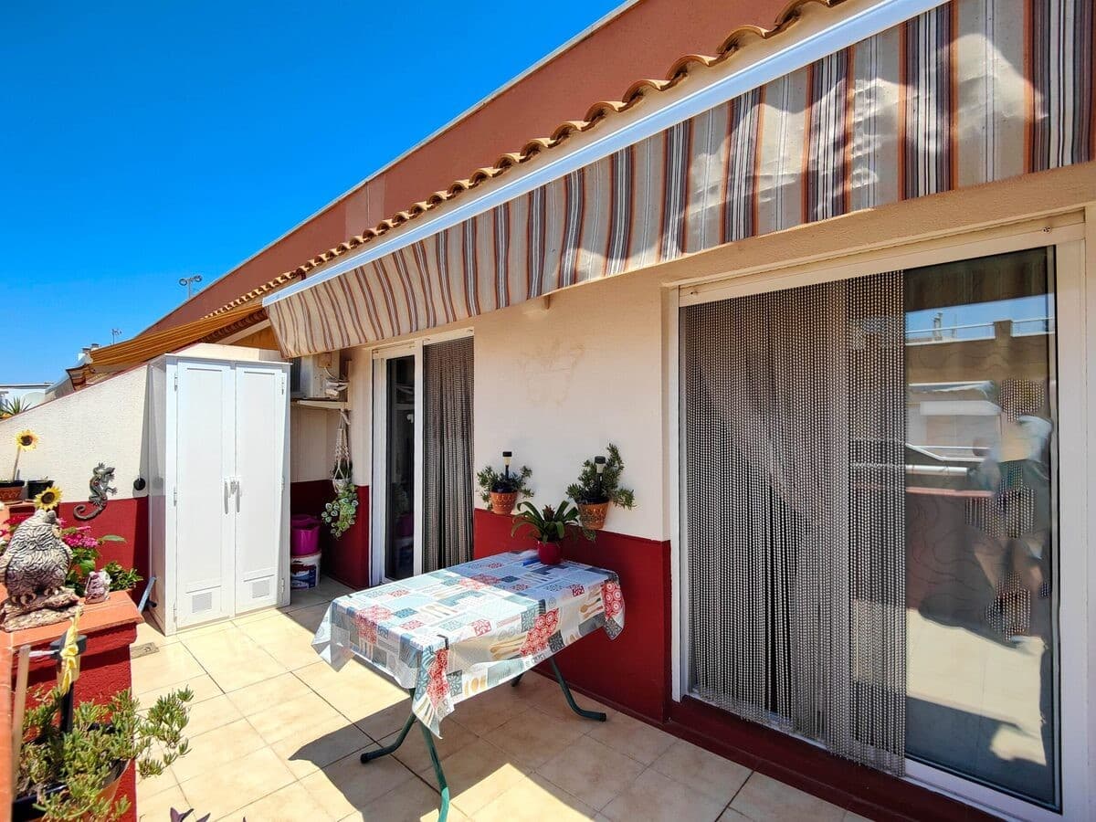 Sunny penthouse for sale in Torrevieja.Sunny southwest facing penthouse for sale in Torrevieja. Located on the 5th, and last floor, of a building with 2 lifts.Ideally located just a short walk from Torrevieja’s bus station, beaches, promenade, bars, restaurants, and all essential amenities, this well-maintained penthouse is perfect for year-round living or as a holiday retreat.The property features a bright and spacious living-dining area, a fully equipped independent kitchen with a window, 1 generously sized bedroom with a built-in wardrobe and additional full-length storage hidden behind elegant curtains, and 1 bathroom with a shower.Enjoy the outdoors on the large south-facing terrace, which offers a glimpse of the sea—perfect for relaxing or entertaining.