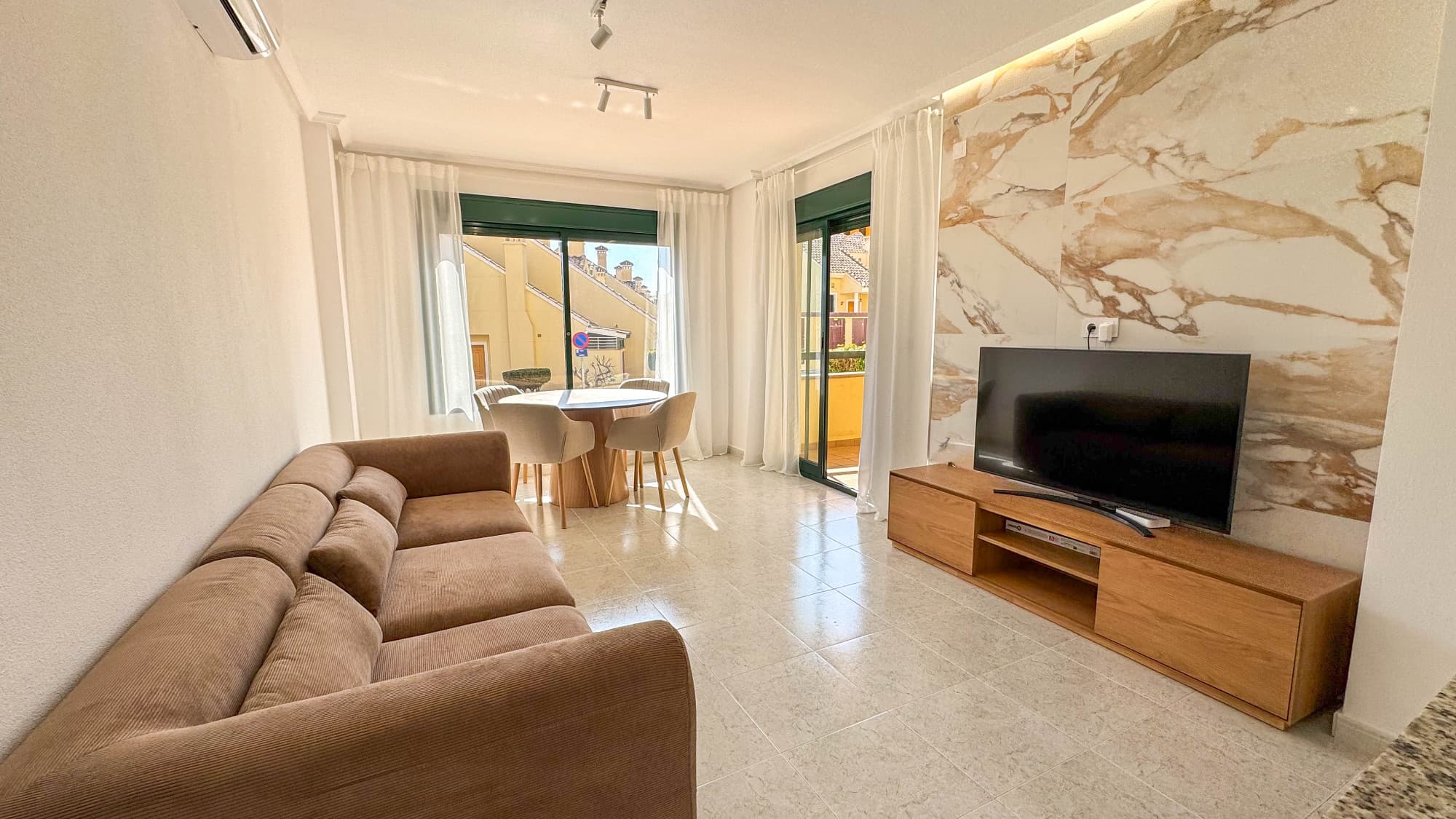 Apartamento totalmente reformado en venta en la prestigiosa zona de Lomas de Campoamor, una ubicación privilegiada en la Costa Blanca Sur, junto a campos de golf y rodeado de zonas verdes.Esta elegante vivienda en planta baja elevada con orientación sur ofrece una excelente luminosidad durante todo el día y vistas abiertas al entorno natural. Con 83 m² construidos, dispone de 2 dormitorios, 2 baños completos con ducha tipo walk-in y un diseño interior moderno con materiales de alta calidad.El apartamento ha sido completamente renovado e incluye mobiliario de diseño, suelos porcelánicos de gran formato, elementos en piedra natural, sistema de aire acondicionado inverter, calefacción y sistema de seguridad.La urbanización cuenta con piscina comunitaria, jardines cuidados y ascensor, todo en un entorno tranquilo y exclusivo a poca distancia de campos de golf.Una propiedad ideal como residencia permanente, casa de vacaciones o inversión inmobiliaria en la Costa Blanca.