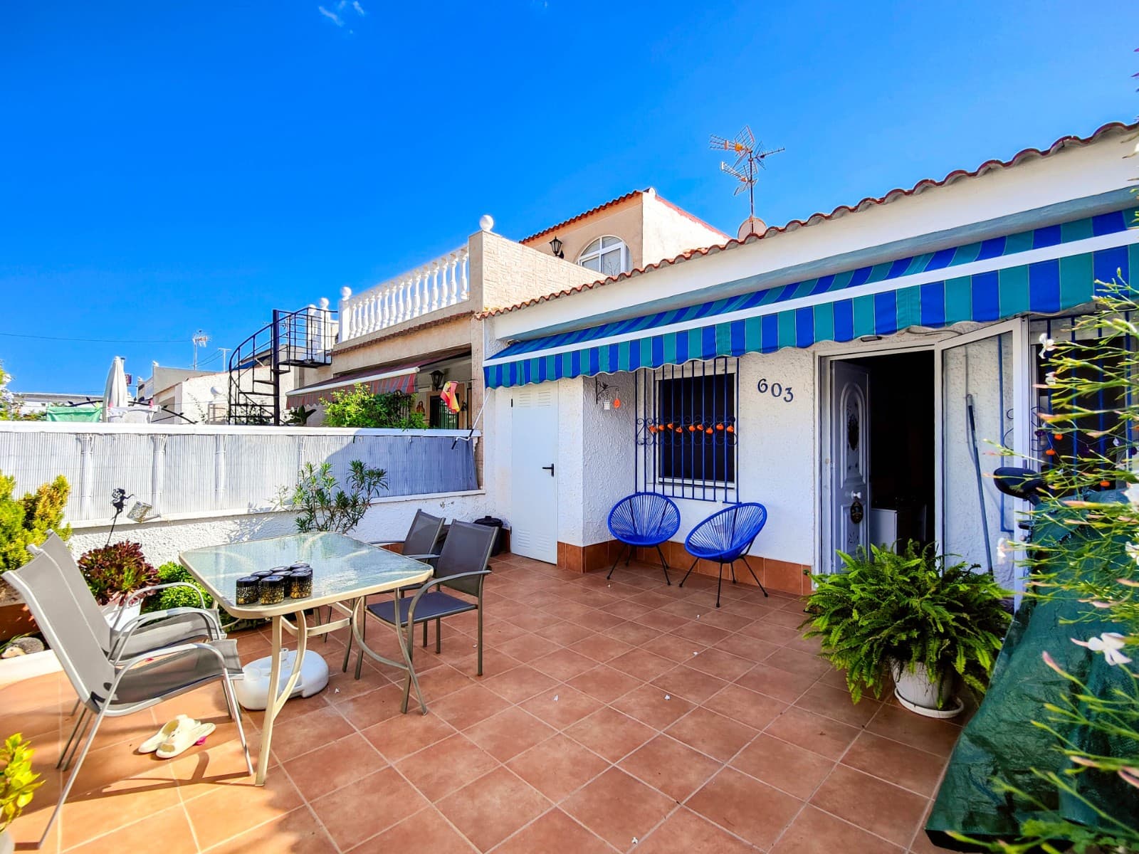 Charming renovated ground floor bungalow for sale in the quiet residential area of La Torreta in Torrevieja.The property has no upstairs neighbors, ensuring privacy and peace.It features a private garden 44 m² with a storage room, ideal for outdoor living, relaxing, or creating your own private space.The home offers 2 bedrooms, 1 bathroom with walk-in shower, and a bright living-dining area with an open-plan kitchen, creating a modern and functional layout.With 42 m² built, the property has been fully renovated and is ready to move into. It is sold partially furnished.Located in a very quiet area, yet close to all amenities: schools, supermarkets, bus stops, and more.✔ No community fees✔ Annual IBI: only €100✔ Community parking right in front of the propertyA perfect opportunity as a holiday home, permanent residence, or investment in Torrevieja.