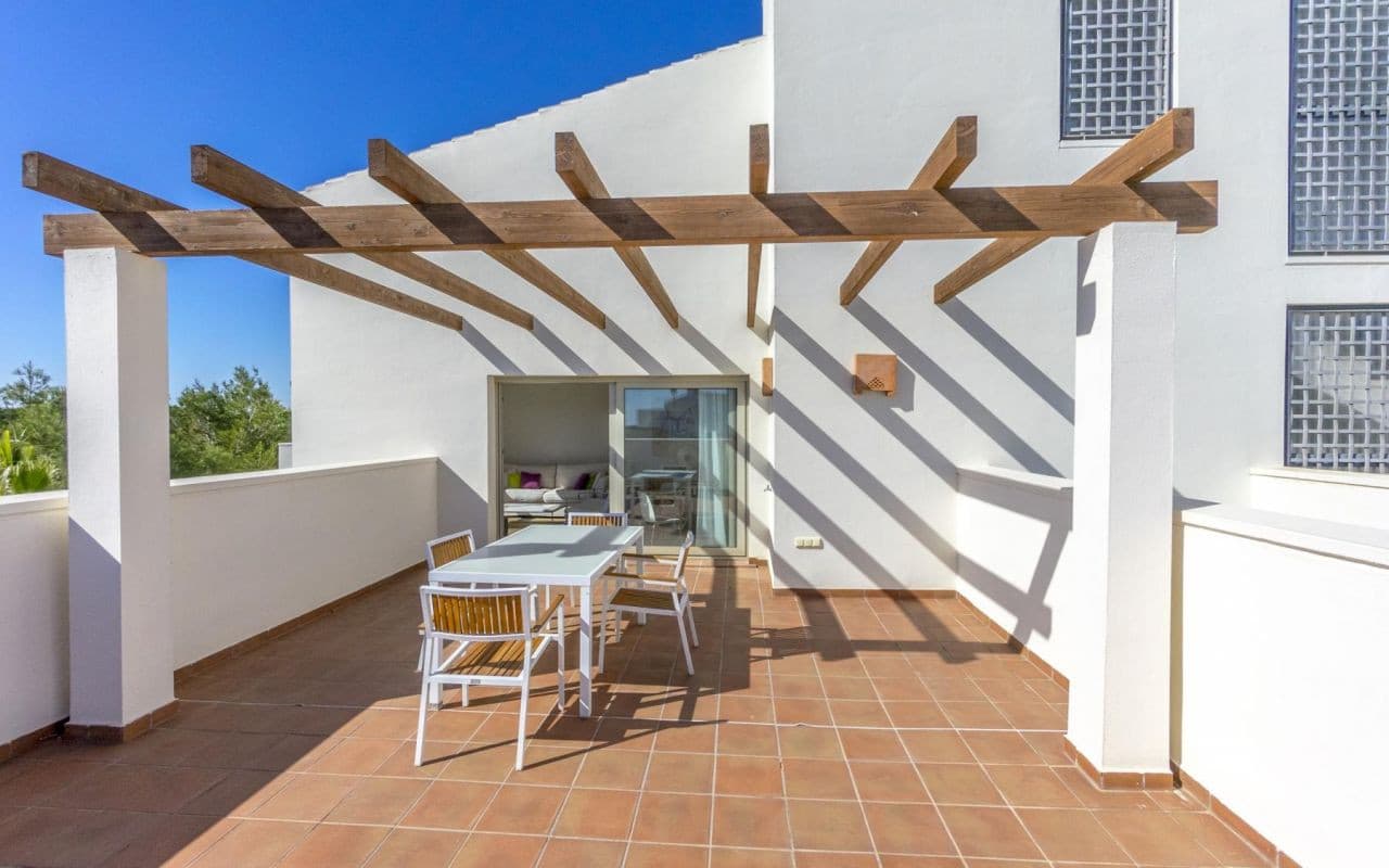 Nos complace presentar este exclusivo ático en esquina situado en el prestigioso Las Colinas Golf & Country Club, una de las urbanizaciones más exclusivas de Orihuela Costa. Ubicado en la codiciada comunidad Encina, disfruta de una posición privilegiada con impresionantes vistas al bosque mediterráneo y al mar en el horizonte.La comunidad es privada y cerrada, ofreciendo un entorno tranquilo y seguro, además de una magnífica piscina comunitaria con duchas y vestuarios, rodeada de jardines perfectamente cuidados.Situado en la tercera planta de un edificio con ascensor, este luminoso ático orientado al sureste destaca por su espectacular terraza privada de gran tamaño, ideal para disfrutar del sol durante todo el día, con total privacidad y unas vistas inmejorables a las zonas verdes y al entorno natural de Las Colinas.La vivienda cuenta con 2 amplios dormitorios con armarios empotrados, 2 baños completos (uno de ellos en suite), cocina independiente con lavadero y un espacioso salón-comedor con acceso directo a la terraza.Se vende completamente amueblada y equipada, con mobiliario y decoración de alta calidad seleccionados por El Corte Inglés. Entre sus extras destacan el aire acondicionado por conductos, calefacción eléctrica en todas las estancias, suelos y revestimientos de mármol, puerta de seguridad y excelentes acabados en toda la vivienda.El precio incluye una plaza de aparcamiento cubierta situada junto a la entrada principal del edificio y un práctico trastero en la azotea.Una oportunidad única para adquirir un ático excepcional en uno de los mejores resorts de golf de España y disfrutar del auténtico estilo de vida mediterráneo.