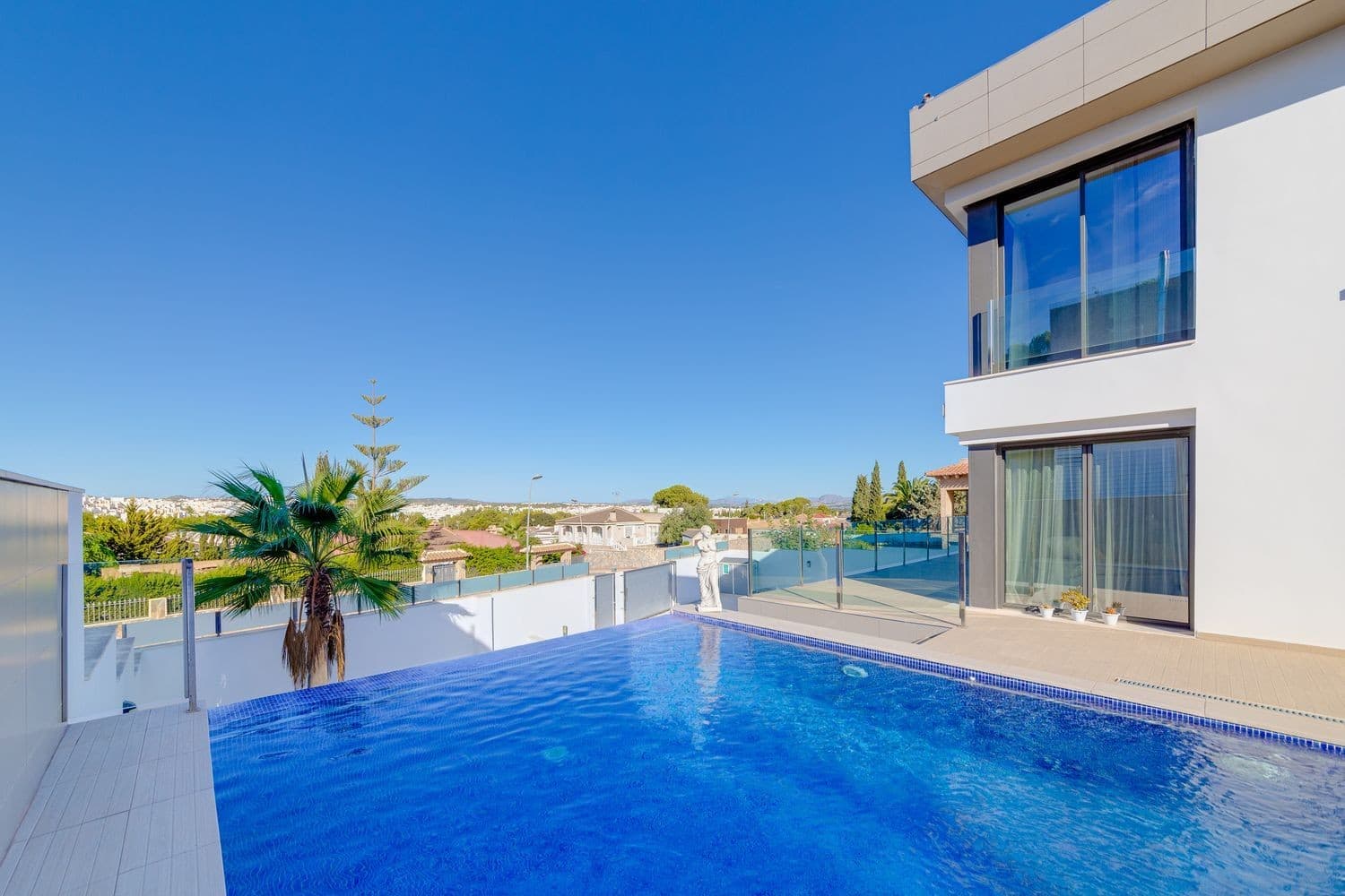 Welcome to this exceptional detached villa, built in 2018 on an 806 m² plot, combining contemporary design, comfort and high-level security.

 393 m² built area – 3/4 bedrooms – 4 bathrooms

 Infinity pool with waterfall & spectacular views

 Two independent entrances (including parking for 5 cars + closed garage)

 Bright living room with designer fireplace & high-end kitchen

 Master suite with 23 m² private terrace

 Basement with gym, laundry room and machine room

 Underfloor heating, solar panels, & A energy certification

 Enhanced security (interior & perimeter cameras, earthquake-resistant structure)

 Exteriors designed to enjoy Mediterranean living: spacious terraces, garden and absolute comfort all year round.

 Sold fully furnished and equipped, ready to move into.

 Located in an exclusive residential setting, this villa is a haven of luxury and elegance on the Costa Blanca.

 Contact us today to schedule your visit and discover this unique gem.