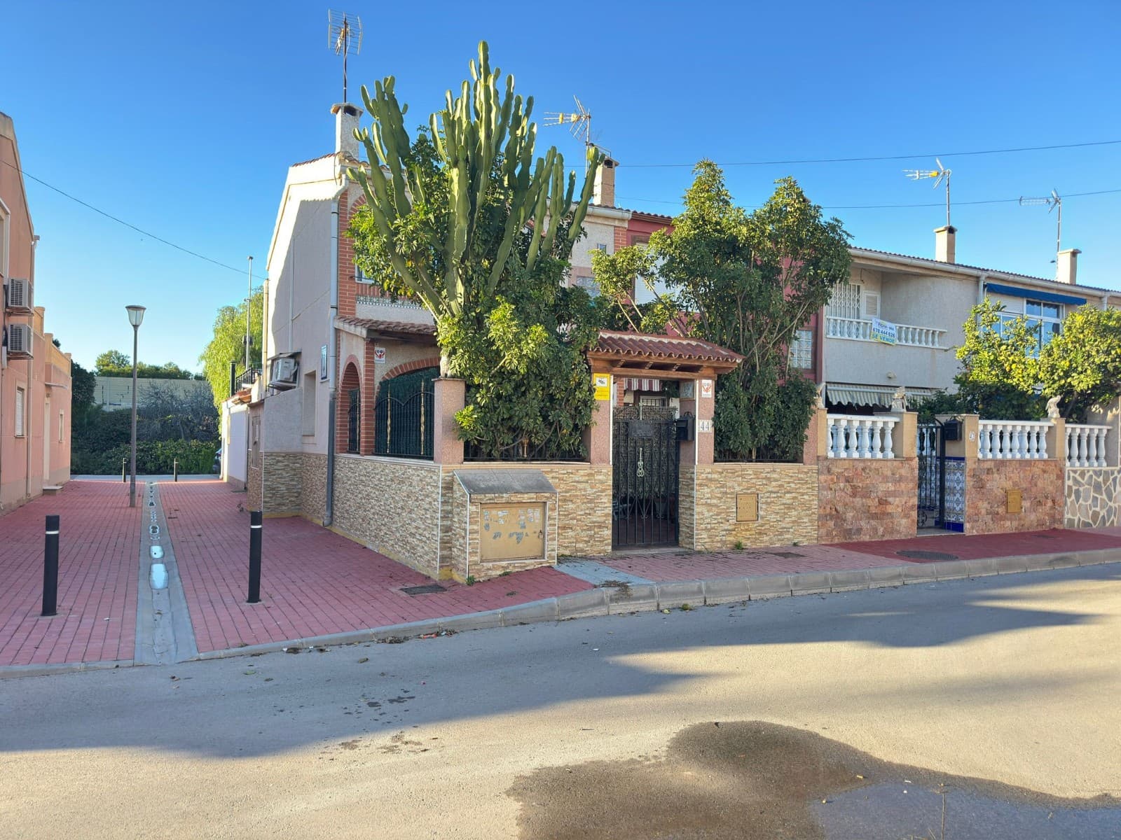 Be seduced by this charming corner terraced house located in a quiet and sought-after residential area of ​​Torrevieja, between Los Náufragos beach and the famous Pink Lake, just 350 meters from the sea. The property is also in the immediate vicinity of the Iglesia de San Roque y Santa Ana, an iconic landmark that enhances the area's authenticity and pleasant atmosphere.With 116 m² of living space, this house offers a comfortable living environment perfectly suited for a primary residence, a second home, or a profitable rental investment. It features four bedrooms, ideal for accommodating family and guests, as well as a large, bright living room, the true heart of the home.The more intimate bedrooms are cleverly complemented by ample storage space, offering optimal organization and everyday comfort.The renovated ground floor offers a spacious living room with underfloor heating, a modern open-plan kitchen with a separate utility room, a bedroom, and a full bathroom. Direct access leads to the private solarium, a perfect space to soak up the Mediterranean sun, create a relaxing retreat, or entertain in a convivial atmosphere.Outside, you'll appreciate a beautiful terrace, a private corner garden ideal for sharing moments together, and a private garage—a rare find in this area. The house also benefits from three independent entrances: a main entrance at the front, a side entrance, and direct access via the garage, ensuring convenience and flexibility.Equipped with six photovoltaic solar panels, the property combines modern comfort with energy savings for a more sustainable lifestyle. Sold semi-furnished, it's ready to be lived in or further enhanced to your liking.An ideal opportunity to enjoy the sun, the sea, and a pleasant living environment in one of Torrevieja's most sought-after areas.