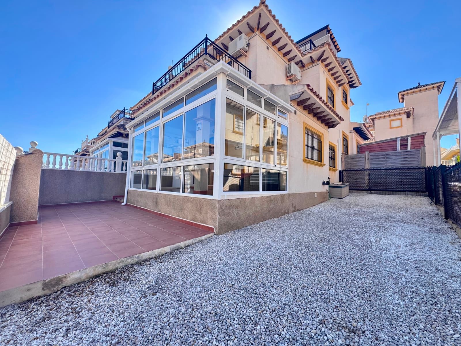 Located in the sought-after area between La Fuente, Las Filipinas, and Villamartín Golf Course, within the PINADA GOLF II residential complex, this two-sided, northwest-facing house enjoys a peaceful and impeccably maintained setting, complete with a beautiful communal swimming pool.Just a 10-minute walk from Villamartín Plaza and a few minutes from the prestigious EL LIMONAR INTERNATIONAL SCHOOL (ELIS), the location is ideal for both a primary residence and a vacation home. The beaches of La Zenia and Campoamor are less than a 10-minute drive away.The house features a beautiful, nearly new, bright and spacious veranda, perfect for enjoying natural light year-round. Outside, a private driveway provides parking for up to two vehicles and there is also a storage area at the entrance.On the ground floor:A spacious and adaptable living room, with the possibility of easily creating a bedroom or an office.A semi-equipped kitchen.A toilet.Air conditioning.On the first floor:Two bedrooms with reversible air conditioning.Large built-in wardrobes.A full bathroom with bathtub/shower, toilet, bidet and sink.On the second floor:A pleasant solarium offering a magnificent sea view, perfect for enjoying the sun and the Mediterranean climate.A versatile house, ideally located and ready to be enjoyed immediately.Don't hesitate to visit!