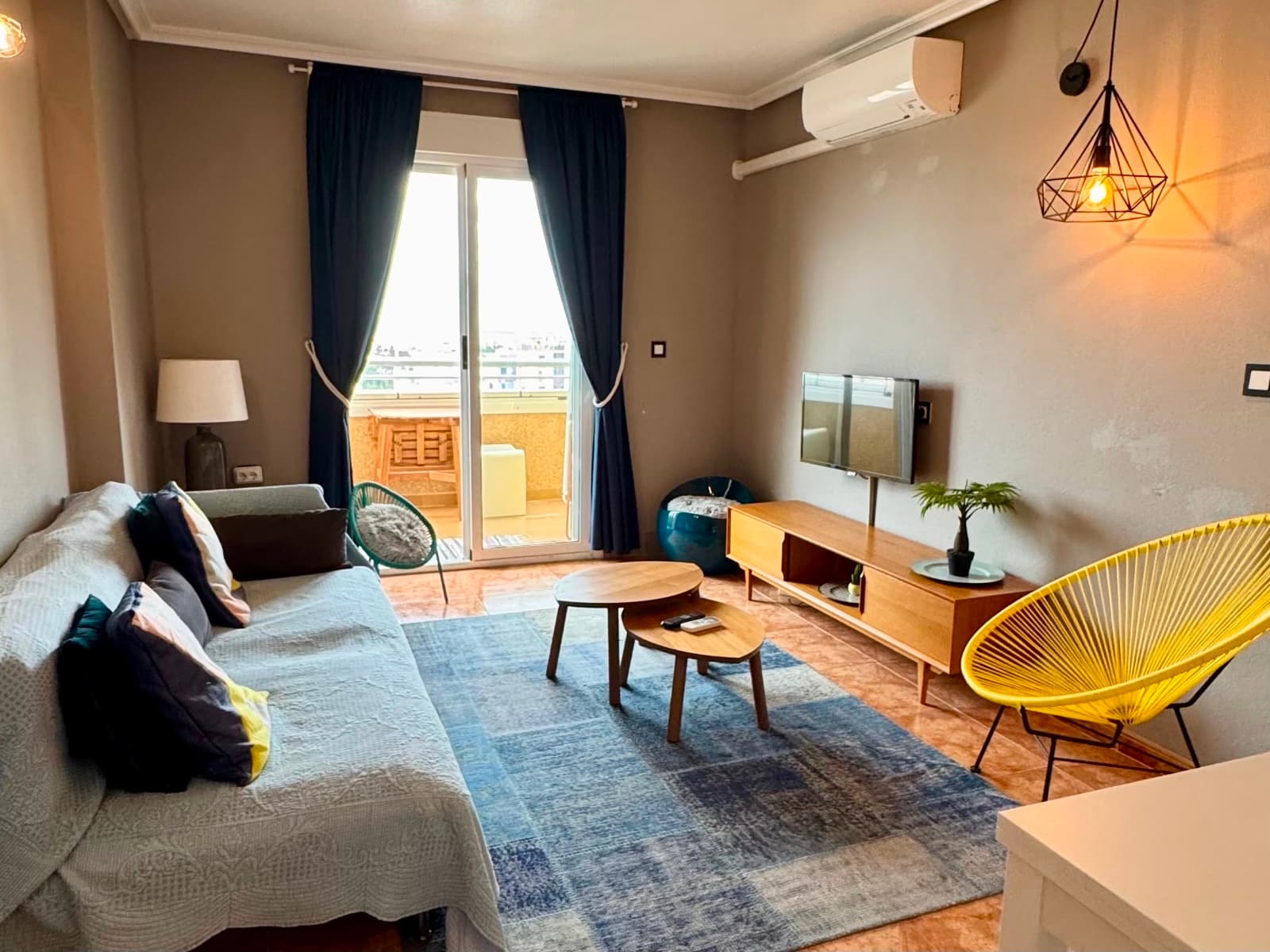 Beautifully decorated apartment on the 11th floor of a building just steps from the shops of the Calle Valenciana, the Friday market, the sports center and the health center.Enjoy panoramic sea views!The building has two elevators and two communal swimming pools.Community fees: €33/monthProperty tax: €230/year