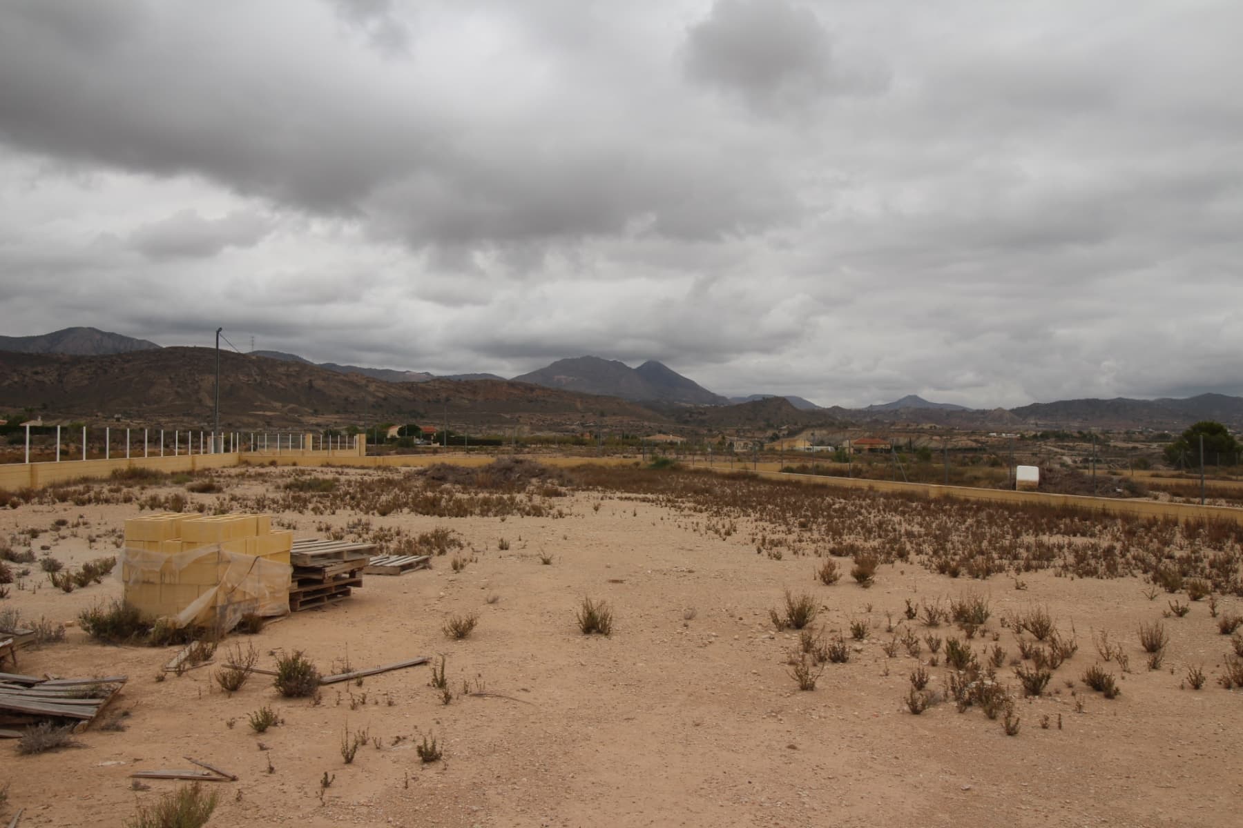 Very attractive 2000 m2 building plot, fully fenced, with water and electricity. Entrance gate included. 

Easy access (tarmac road). The plot is located in a quiet area, but just a few minutes' drive from all amenities (halfway between Abanilla and Fortuna).