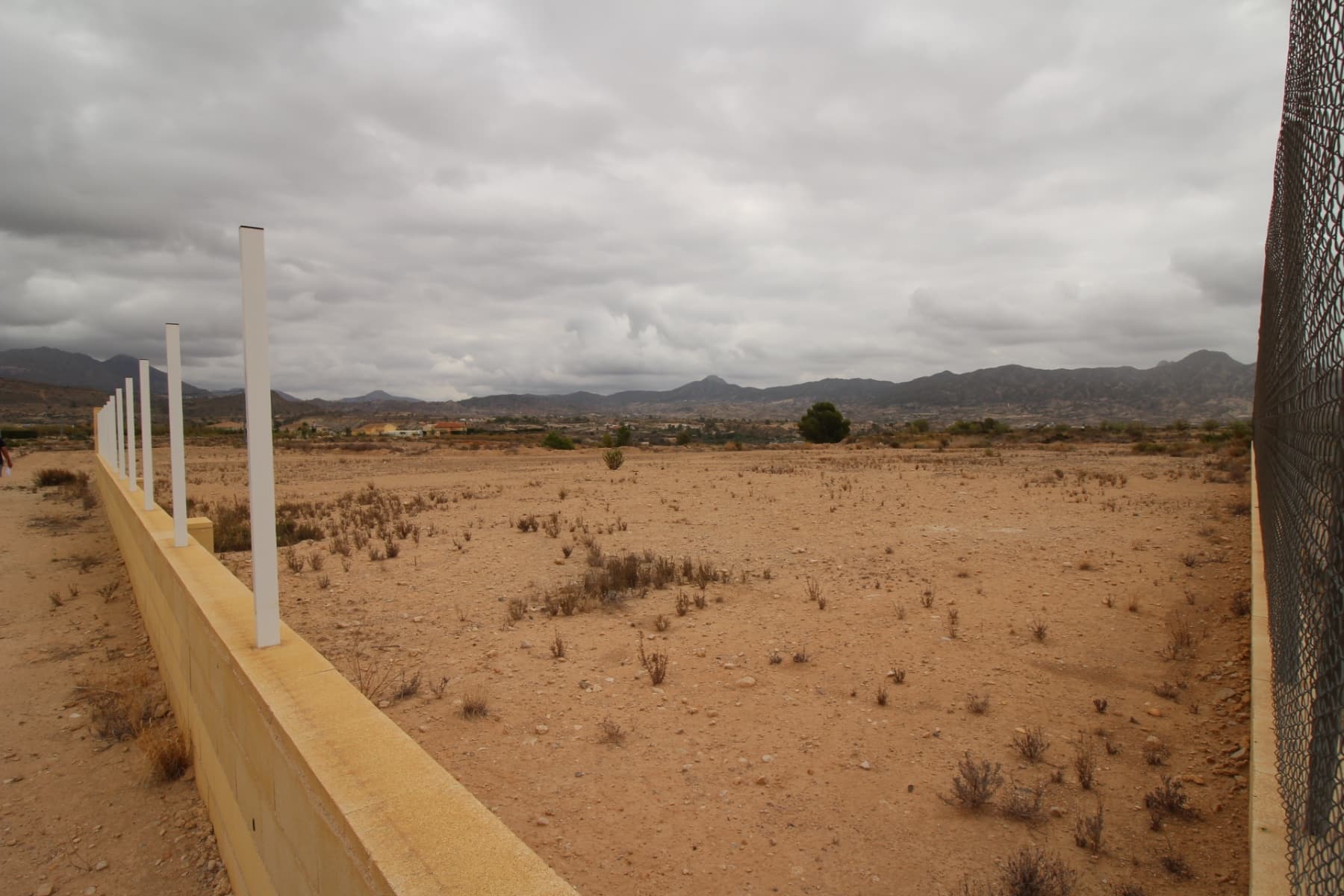 Beautiful plot of 5000 m2 with water and electricity located between Abanilla and Fortuna. The plot offers beautiful views over the rambla and the mountains. Partially fenced.

Ideally located: quiet, but close to all amenities.

The perfect place to build a magnificent villa.