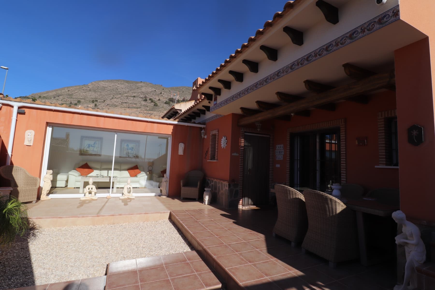 This beautiful semi detached house is located in a very quiet urbanization close to several restaurants, the famous thermal spa of Fortuna and less than 2 kms from the city with all amenities. The city of Murcia is 20 minutes away, beaches and airports 40 minutes. It is really superb, in excellent condition and has been decorated with great care and taste. A first terrace leads to a porch and the entrance of the house which consists of a spacious living room with a lounge area, a dining area and an open kitchen as well as 2 bedrooms with fitted mirrored wardrobes and 2 bathrooms including one ensuite. The big plus of this house is the fantastic solarium (70m2) with lovely mountain views, sunny all day, very private and not overlooked. There is also a small storage cupboard in which the washing machine and the electric water heater are located. This house has all the modern comforts: water, electricity, optical fiber for internet, connected to the drainage network, reversible air conditioning hot cold, double glazing, shutters, mosquito screens at all windows. The house will be sold with white goods. Moreover, the magnificent community pool is a hundred meters away. You really need to see it to realize all its amenities.