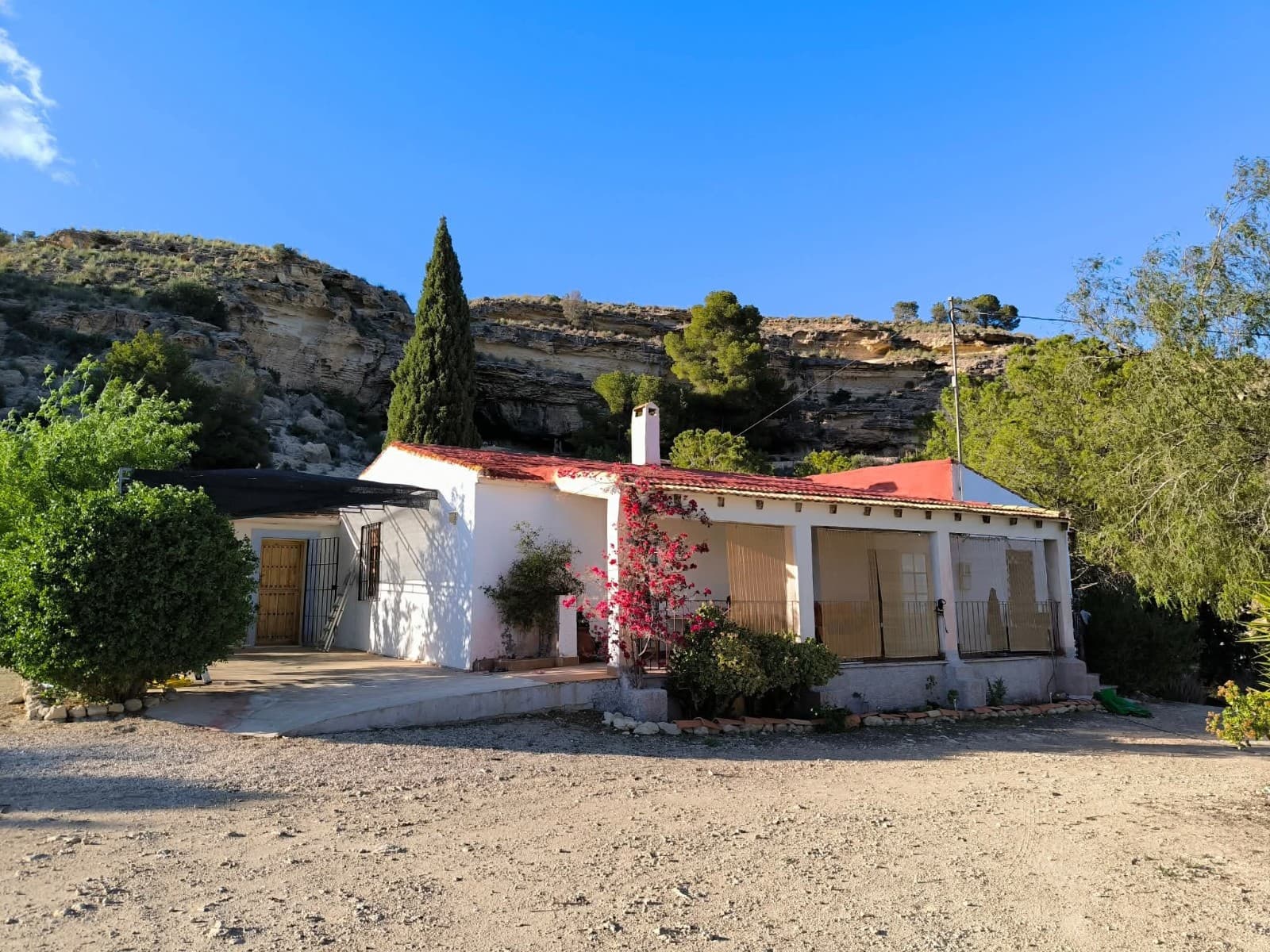 Quietly located country house near the Cueva Negra (black cave) in Fortuna. The property has no fewer than 5 bedrooms (15m², 14m², 11m², 8m² and 13m²) and 1 bathroom (4.6m²) and is completely detached on a huge plot of over 20,000m²! This is quite exceptional in this region. Ideal for people who want to start a camper van site at home, for people who want to keep animals, or simply love peace and space. The spacious 42m² living room is currently only accessible from the outside, but this can easily be solved by creating a passageway from the living room to the rest of the house. It is also possible to convert the living room into a guest room and then convert one of the five bedrooms into a living room.The house is well insulated and equipped with double glazing and roller shutters, so air conditioning is not necessary in the summer. For the colder nights in winter, the cosy wood-burning stove is used. The plot, which is almost entirely fenced in, is divided into different levels, so you can still maintain your privacy even when opening a camper van site. There are almond trees, olive trees, pomegranate trees, mandarin trees and a lemon tree, among others, but there is plenty of room to expand this assortment. On one of the levels, there is a large, sturdy 10x5m above-ground swimming pool with a caravan next to it, which is included in the sale.Work has begun on a toilet block with a septic tank for motorhome owners, but this has not yet been completed and/or connected. If there is no desire to start a motorhome site, this can also be used as a storage shed.The property is connected to the electricity grid and has a drinking water and irrigation water connection.The property is being sold partially furnished.There are several restaurants and thermal baths less than 4 km away. The centre of Fortuna is about a 5 km drive away, where you will find several schools, supermarkets, shops and a GP surgery. The climate in Fortuna, Murcia, is a warm steppe climate, with temperatures ranging from an average of 18°C in winter to an average of 34°C in summer. The average annual temperature is around 26°C, with an average annual rainfall of only 352 mm. For your information: The caravan covered with the blue tarpaulin is not included in the sale.