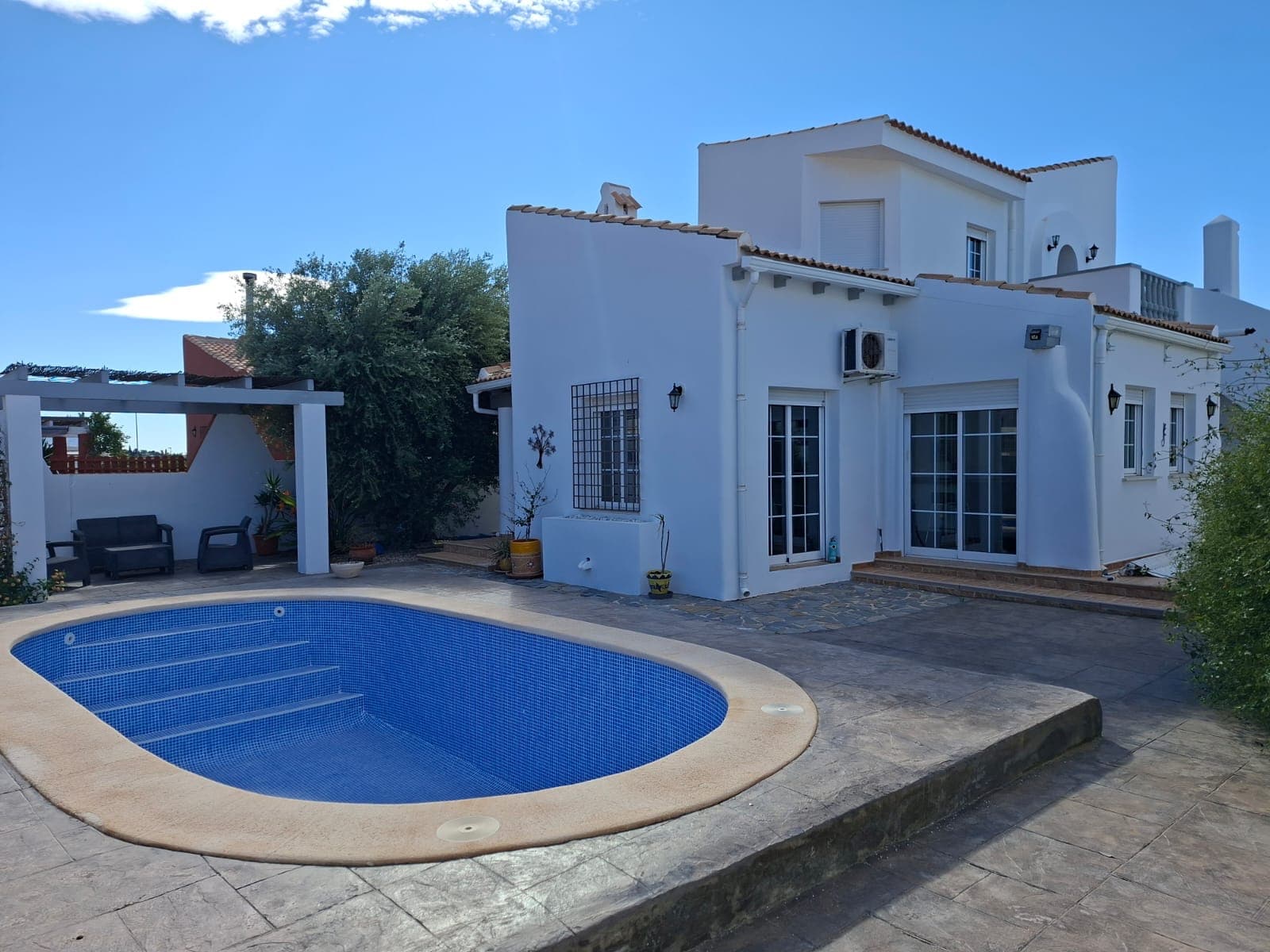 This property is situated in the very quiet residential neighbourhood of Las Kalendas, within walking distance of the thermal baths and 2 km from the town of Fortuna, which offers all amenities. The main house comprises a living/dining room, 3 bedrooms and 2 bathrooms (one en suite), and a magnificent fitted kitchen. Several bay windows open directly onto the outdoor area with terraces and the swimming pool. An external staircase leads to a separate apartment with a bedroom, a bathroom and an additional room (e.g. a TV lounge or bedroom). It benefits from all modern comforts: fibre-optic internet, electricity, water and gas central heating. 