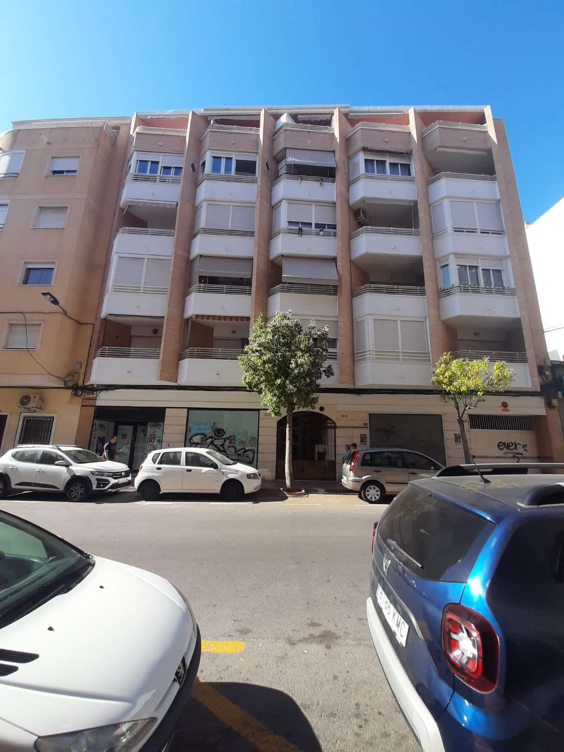 Vivienda tipo dúplex en el pleno centro de Torrevieja a 300 metros playa piscinas naturales, la vivienda con orientación Sur, se encuentra en planta 3ª, con 3 dormitorios, 2 baños completos con ducha, cocina independiente con galería, parquet en toda la vivienda. - planta principal: baño completo, gran salón comedor, cocina y galería. - planta alta : 3 dormitorios, baño con ducha y terraza. La vivienda dispone de A/A en todo la vivienda, se encuentra en perfecto estado de conservación, cerca de todo los servicios de la ciudad al encontrase en el centro de la ciudad, se vende amueblada y equipada lista para entrar a vivir.IBI: 370 € al año. Gastos de comunidad: 608 € al año.