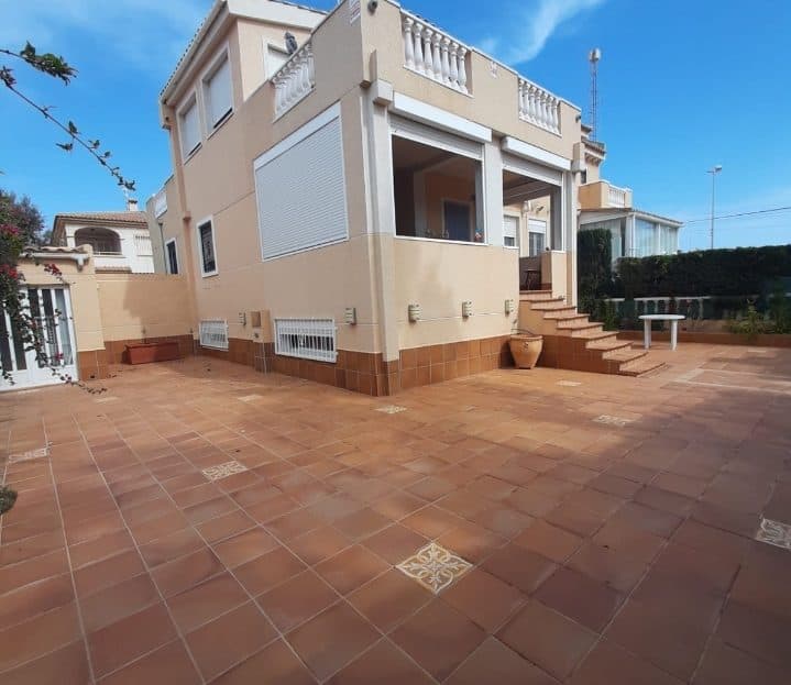 Fantástico chalet pareado en dos plantas con todas las orientaciones en un Residencial con piscina y jardines. 203 m2 construidos y 171 m2 útiles, divididos en 5 habitaciones, 3 baños, salón/comedor, cocina americana, porche con persianas automáticas. La vivienda se encuentra en un estado ideal, muy cuidada, equipada con aire acondicionado en todas las estancias de la casa. Parcela de 250 m2 enlosada con zona de barbacoa. Casa ideal para vivir el año entero, el residencial tiene piscina comunitaria y zonas verdes.Gastos IBI 280 € al año, gastos de comunidad 30 € al mes.