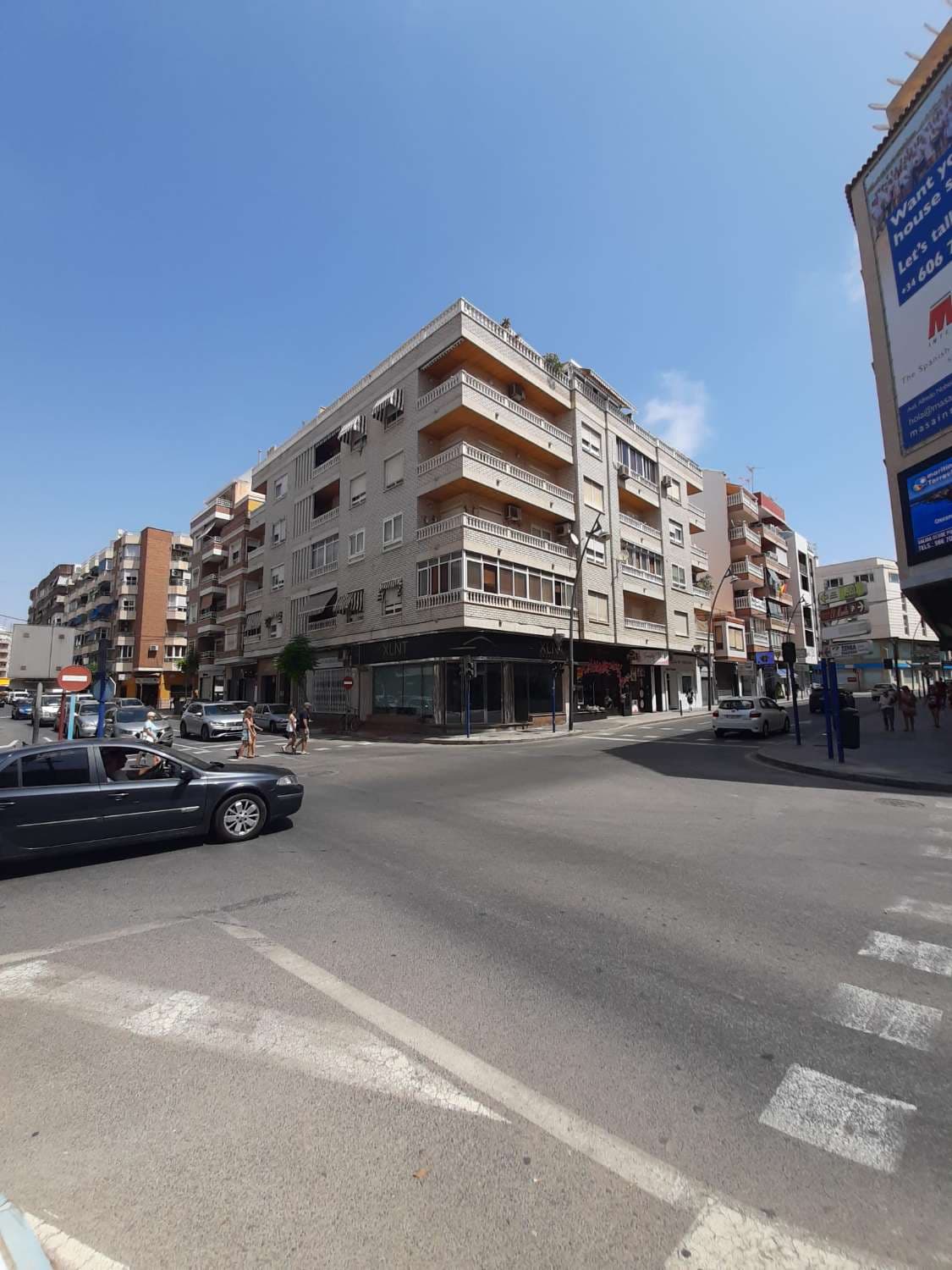 Vivienda en esquina, todo exterior con orientación Sur/Oeste, consta de tres habitaciones, dos baños, cocina independiente con galería, dos terrazas, una de ella en esquina. Se vende amueblado, con Aire acondicionado, ventana de PVC, el precio incluye plaza de garaje. El apartamento esta en perfecto estado.Muy céntrico, cerca de servicio, bares y restaurantes etc.Ibi:350 € al año, gastos de comunidad 425 € al año.
