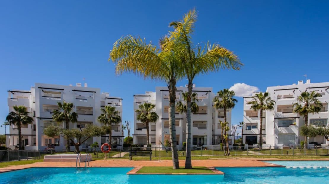 Fantastic ground-floor apartment in a fantastic resort. This charming ground-floor home offers the ideal combination of vacation and quality of life. With a privileged location just 10 minutes from Murcia and the beaches, you'll enjoy the tranquility of a complex with 24-hour security and landscaped gardens. Relax in the communal pools and enjoy the convenience of on-site parking. The south-facing apartment guarantees natural light year-round and a pleasant temperature even in winter. The private terrace is the perfect place to enjoy the stunning views of the golf course. It is sold fully furnished, with a fully equipped kitchen and air conditioning for your comfort. With 75 m² built area and 65 m² usable area, this home features 2 bedrooms, 1 bathroom, and built-in wardrobes, all in excellent condition. Built in 2008, this apartment combines modernity and functionality. Electric heating via hot/cold pump ensures a cozy atmosphere in any season. The building also has an elevator for your convenience. Don't miss the opportunity to visit this wonderful space.