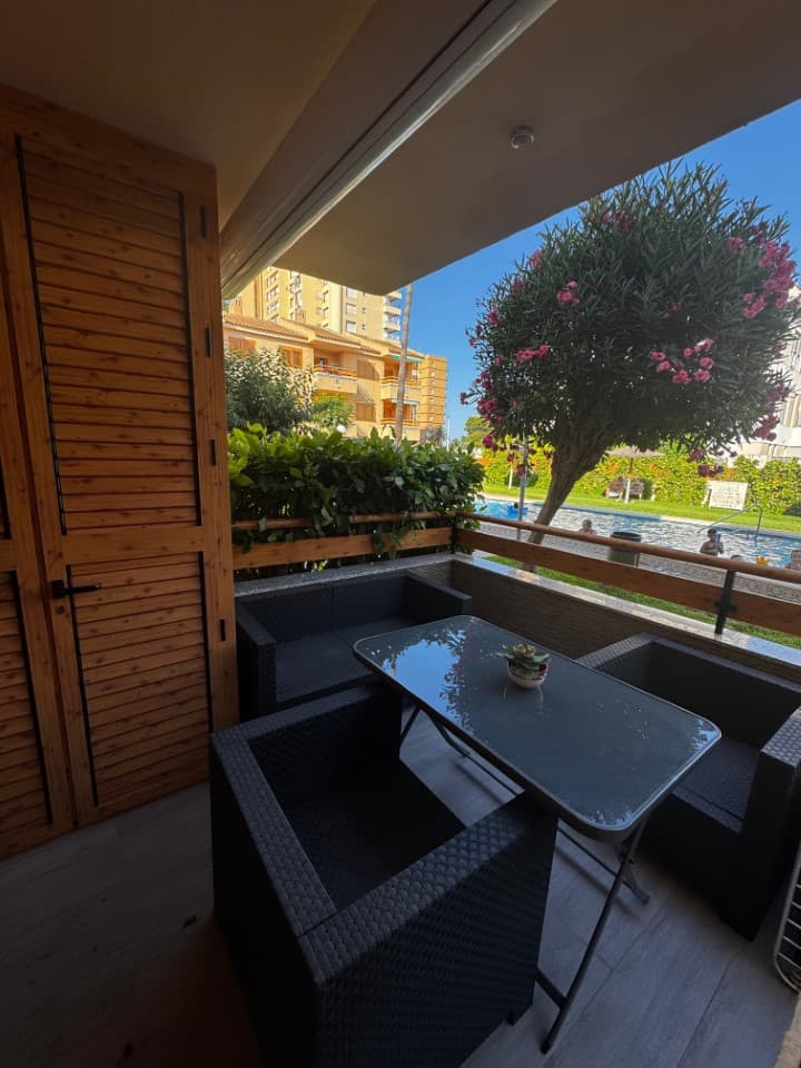 Private development with gardens and a communal pool, close to the beach.Completely renovated ground-floor apartment with a terrace. Living-dining room with access to the terrace overlooking the green area and pool, 2 bedrooms with built-in wardrobes, 1 full bathroom with a window, and an open-plan kitchen with a utility room. Located in a private development with gardens and a pool, just three blocks from the beach in Santiago de la Ribera.IBI tax: €350 per year, €75 monthly community fees.