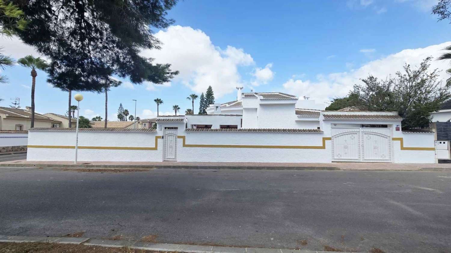Discover your new home in Ciudad Quesada – Rojales! ????☀️✨ 515 m² plot with a charming 190 m² home4 bedrooms | ???? Private garage | Very bright and cozyBBQ areaPrivate poolLarge terraces for outdoor enjoymentLocated in the prestigious Doña Pepa development in Ciudad Quesada (Rojales)Just 9 km from the beaches of Torrevieja (Playa del Cura, La Mata, etc.)Ideal for families, retirees, and remote workers.Very close to international schoolsWith all services within reach: supermarkets, restaurants, golf, and more.✅ Safe environment✅ Mediterranean climate✅ International communityYour oasis on the Costa Blanca awaits! ☀️Contact us for more information or to schedule your visit.