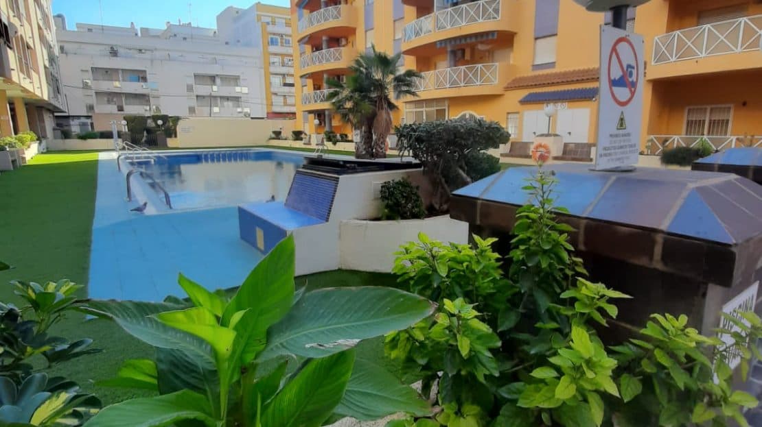 Charming 3-bedroom apartment in Torrevieja (Alicante).Located just 700 meters from Acequion Beach, this first-floor apartment boasts a northwest orientation. The property offers 113 m² of living space and comprises a welcoming living room, a fully equipped kitchen, three bedrooms, a full bathroom, and a guest toilet. It also includes a terrace for enjoying the fresh air.The building has an elevator, and the apartment is in good condition, fully furnished and equipped with appliances. It also features a communal swimming pool.Ideal for those seeking a comfortable, move-in ready home, steps from the beach and with all amenities within easy reach.Calle Villa de Madrid, 15 – Hotel Madrid - Calle San Julián03181 Torrevieja