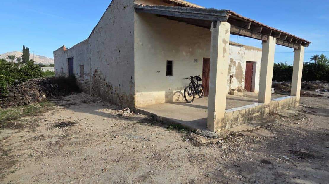 Участок площадью 6397 м² в Альбатере с домом, требующим ремонта.Также имеется веранда (22 м²), открытое патио (45 м²) и склад (145 м²). Есть водопровод и возможность подключения электричества в пределах 100 м. Апельсиновые и лимонные рощи. Вся территория огорожена. Дом расположен в 5 минутах от Альбатеры, рядом со всеми удобствами.Дом имеет разрешение на строительство загородного хостела.Альбатера — муниципалитет в составе автономного сообщества Валенсия, Испания. Расположен на юге провинции Аликанте, в регионе Вега-Баха. Население составляет 13 296 человек.Природная среда и пешеходные маршруты.