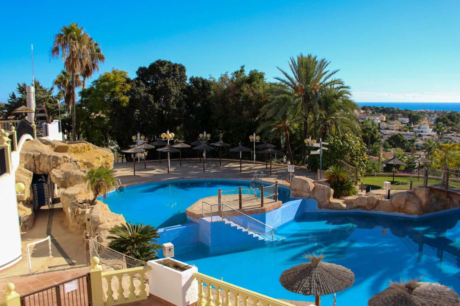 This two-bedroom, two-bathroom bungalow is located in a quiet residential area of Calpe, ideal for those seeking relaxation and the Mediterranean lifestyle on the Costa Blanca. The property features a bright living-dining room, a fully equipped kitchen, and complete bathrooms, designed for everyday comfort and functionality.It also boasts a spacious private terrace with panoramic views of the sea, perfect for enjoying breakfast, lunch, or dinner al fresco, taking advantage of the area's pleasant year-round climate.The residential complex offers generous communal areas with seven swimming pools and water slides, designed for the whole family's enjoyment and to create a true holiday atmosphere. All this in a peaceful residential setting, yet just a short drive from the beaches and the center of Calpe, with supermarkets, restaurants, and all amenities within easy reach.The property is being sold furnished. An excellent option both as a second home on the Costa Blanca and as an investment for holiday rentals, capitalizing on the area's high seasonal demand.