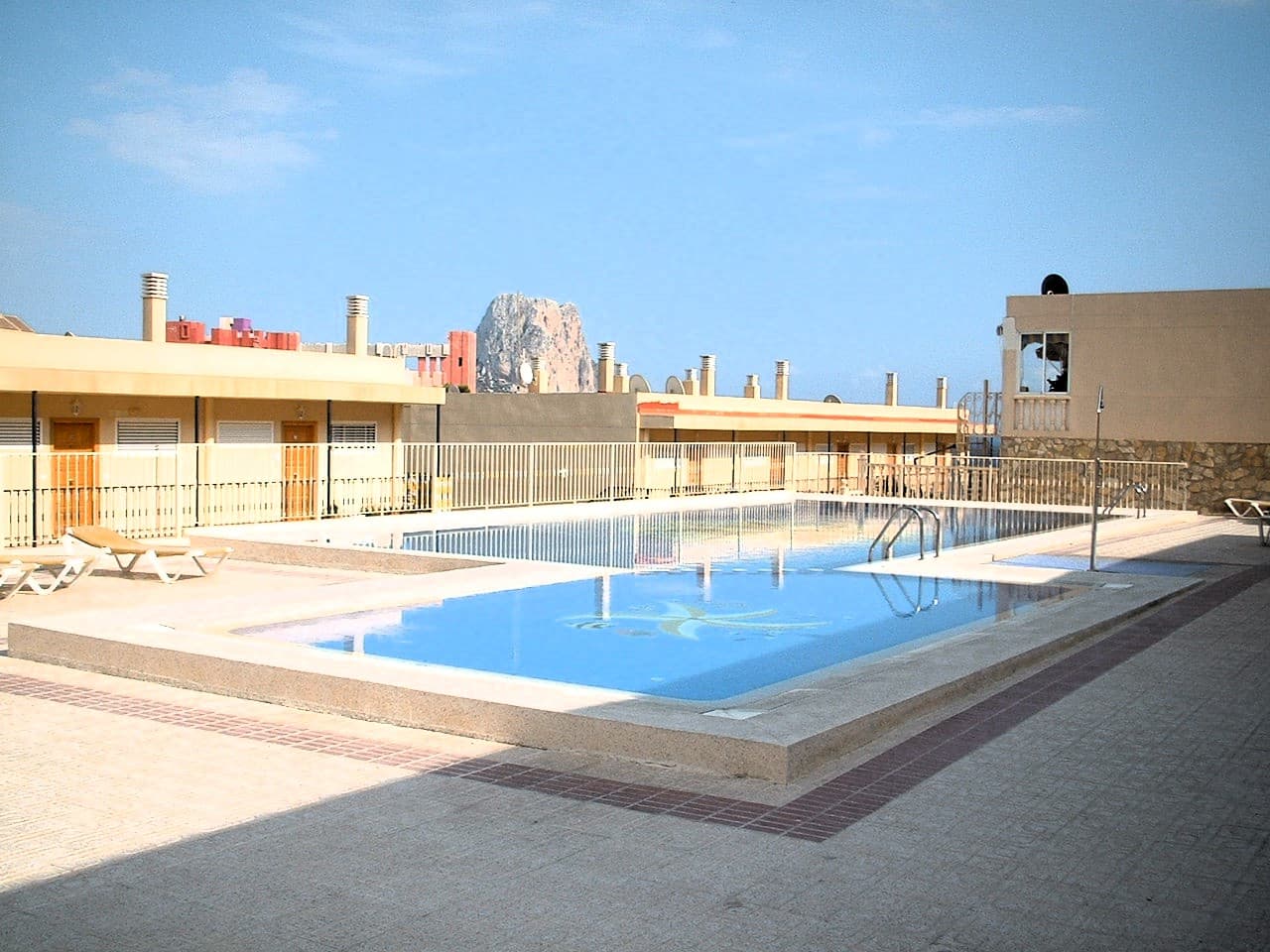 Discover your new home in Calpe!This fantastic duplex in the prestigious Manzanera area offers an unparalleled living experience.With a spectacular terrace, you can enjoy breathtaking views of the iconic red Bofill wall and the majestic Peñón de Ifach ⛰️.Perfect for year-round living or occasional getaways, this apartment features:- Two bedrooms- One full bathroom- An additional toilet.The separate kitchen is ideal for food lovers, while the spacious living-dining room, with direct access to the terrace, is perfect for relaxing or entertaining.It also includes a parking space, and you can enjoy a communal swimming pool surrounded by landscaped gardens in a peaceful community.With 85 m² built and 75 m² of usable space, this well-maintained duplex (built in 1999) offers ample room and comfort.Located on the 2nd floor, with an east-facing orientation and elevator access, this is a unique opportunity to live in one of Calpe's most desirable locations.Don't miss this opportunity!