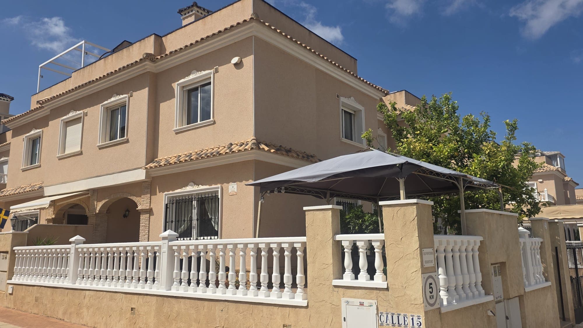 Set within the popular Vista Azul Residential in Villamartin, Orihuela Costa, this well-presented semi-detached Villa offers a fantastic balance of indoor comfort and outdoor living, all within a peaceful and well-maintained community.The property sits on a 118 m² plot with a built area of 98 m² and benefits from a southwest orientation, ensuring plenty of sunshine throughout the day. Its corner position provides added privacy, along with a generous wraparound terrace ideal for outdoor dining, relaxing, or entertaining.Inside, the ground floor comprises a bright and welcoming living-dining area with direct access to the terrace, a fully fitted separate kitchen, and a bathroom. Upstairs, there are three spacious bedrooms, all with fitted wardrobes, along with a family bathroom. From this level, you can access a private solarium of approximately 25 m² — perfect for enjoying the Mediterranean climate and open views.The home comes equipped with air conditioning, awnings, a security door, and private parking within the plot.Vista Azul residents enjoy access to superb communal facilities, including outdoor and indoor swimming pools, a Jacuzzi, sauna, and gym — making it an ideal setting for both year-round living and holidays.The location is a major highlight. Several renowned golf courses are just minutes away, including Villamartin Golf, Las Ramblas Golf, and Campoamor Golf, making this area especially popular with golf enthusiasts. The beautiful beaches of Orihuela Costa, such as Playa Flamenca and La Zenia, are only around 3 km away.For shopping and dining, La Zenia Boulevard — the largest shopping centre in the area — offers over 160 shops, along with a wide selection of restaurants, cafés, and leisure spaces.The property also benefits from excellent connectivity, with both Alicante Airport and Murcia International Airport within easy driving distance, making travel to and from the property simple and convenient.A fantastic opportunity to own a versatile home in a prime Costa Blanca location — ideal as a permanent residence, holiday retreat, or investment.