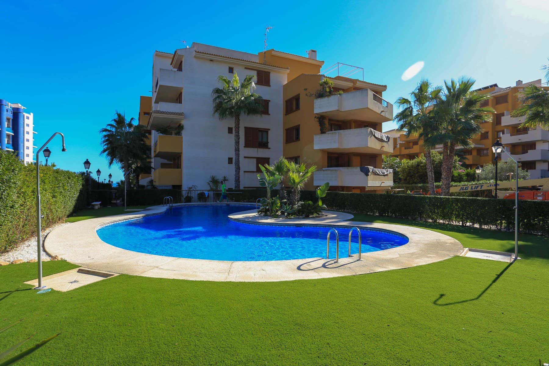 70 m² apartment with a 20 m² south-facing terrace, located in La Recoleta residential complex, just a short walk from the sea.The property includes a parking space and access to communal pools and gardens.Close to supermarkets, restaurants, transport and other services. Ideal as a main residence or holiday home.Key features:– Built area: 70 m²– 20 m² sunny terrace– South-facing– Parking space included– Communal pools and gardens– A few steps from the sea– Close to all services