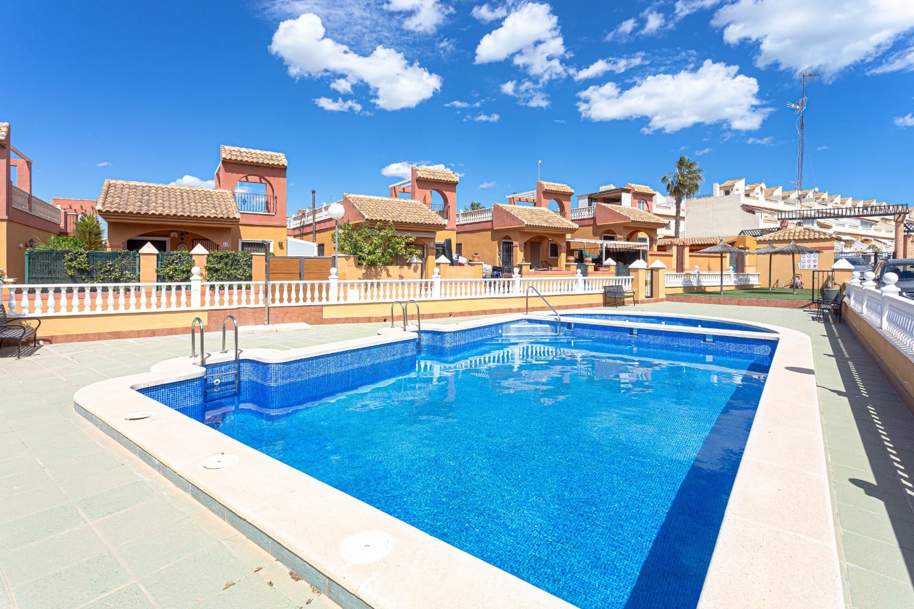 Completely renovated and ready to move into, this home is located in the Arco Mediterráneo Urbanization, a private residential area with a communal pool. Situated in a very convenient area, just minutes from the Habaneras Shopping Center, Quirón Hospital, the municipal sports center, and with easy access to the N-332 highway.La Mata beach is just a few minutes away by car, and Alicante Airport is approximately 35–40 minutes away.Main features:80 m² built houseLarge 20 m² living room with air conditioningSouthwest facing, very bright2 bedrooms (the master bedroom with air conditioning and custom-made dressing room)1 full and modern bathroom + 1 toilet on the ground floor, both renovatedNew kitchen, installed a year agoCeramic flooring with vinyl covering + recent paint throughout the homeCovered rear terrace, ideal as a laundry area or storage roomPrivate solarium perfect for enjoying the sun all year roundGated community with communal poolBuilt in 2001 and completely renovatedIdeal as a permanent home, vacation home, or rental investment. Ready to enjoy from day one.