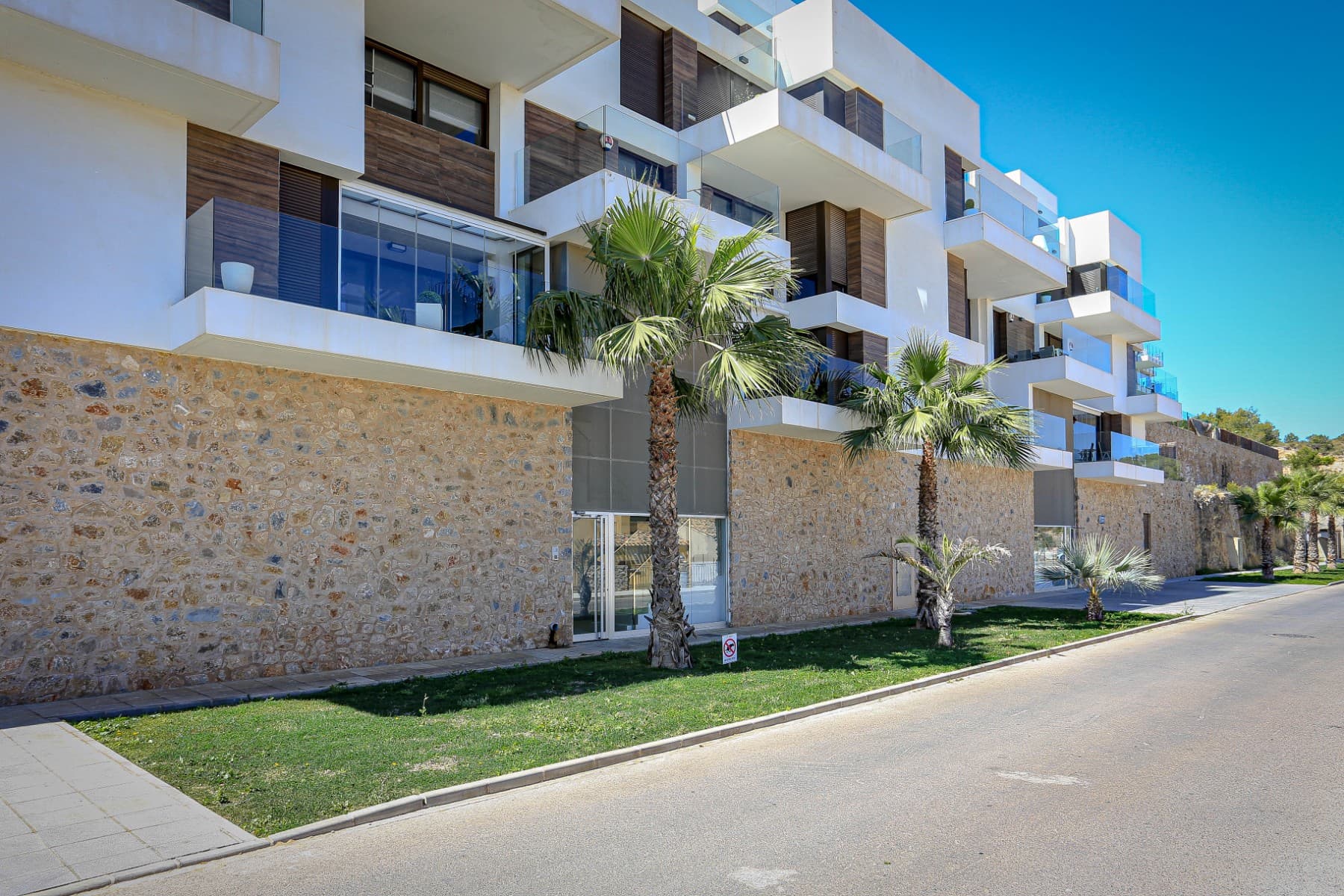Descubre este moderno apartamento de 2 dormitorios y 2 baños en Las Ramblas Golf, Orihuela Costa. Construido en 2016 y en perfecto estado, ofrece 71 m², un luminoso salón de 26 m², terraza de 14 m² y plaza de garaje subterráneo.La vivienda forma parte de una comunidad privada con dos piscinas, rodeada de naturaleza y cerca de todos los servicios. A solo 500 m del campo de golf, 5 km de la playa y 45 km del aeropuerto de Alicante.Ideal tanto para vivir todo el año como para vacaciones, este apartamento listo para entrar combina confort, tranquilidad y una ubicación privilegiada en la Costa Blanca.