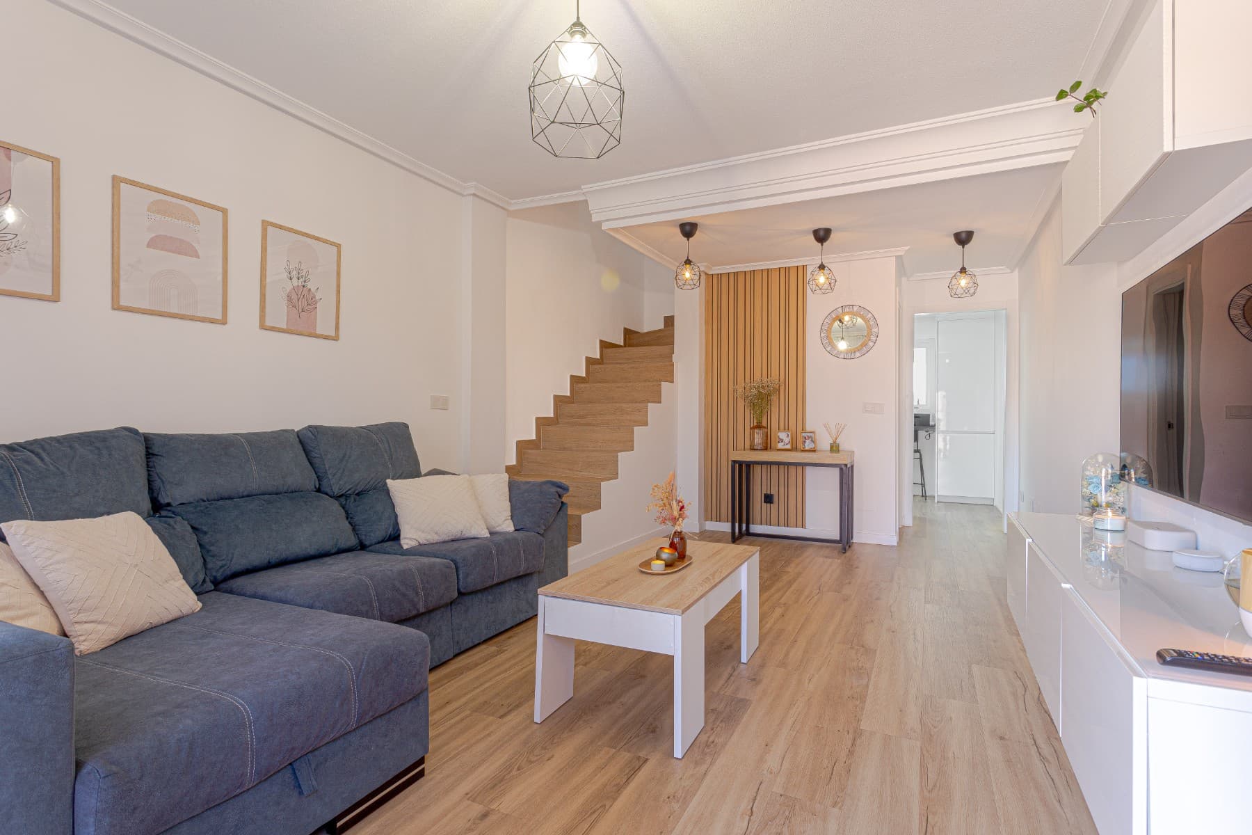 Completely renovated and ready to move into, this home is located in the Arco Mediterráneo Urbanization, a private residential area with a communal pool. Situated in a very convenient area, just minutes from the Habaneras Shopping Center, Quirón Hospital, the municipal sports center, and with easy access to the N-332 highway.La Mata beach is just a few minutes away by car, and Alicante Airport is approximately 35–40 minutes away.Main features:80 m² built houseLarge 20 m² living room with air conditioningSouthwest facing, very bright2 bedrooms (the master bedroom with air conditioning and custom-made dressing room)1 full and modern bathroom + 1 toilet on the ground floor, both renovatedNew kitchen, installed a year agoCeramic flooring with vinyl covering + recent paint throughout the homeCovered rear terrace, ideal as a laundry area or storage roomPrivate solarium perfect for enjoying the sun all year roundGated community with communal poolBuilt in 2001 and completely renovatedIdeal as a permanent home, vacation home, or rental investment. Ready to enjoy from day one.