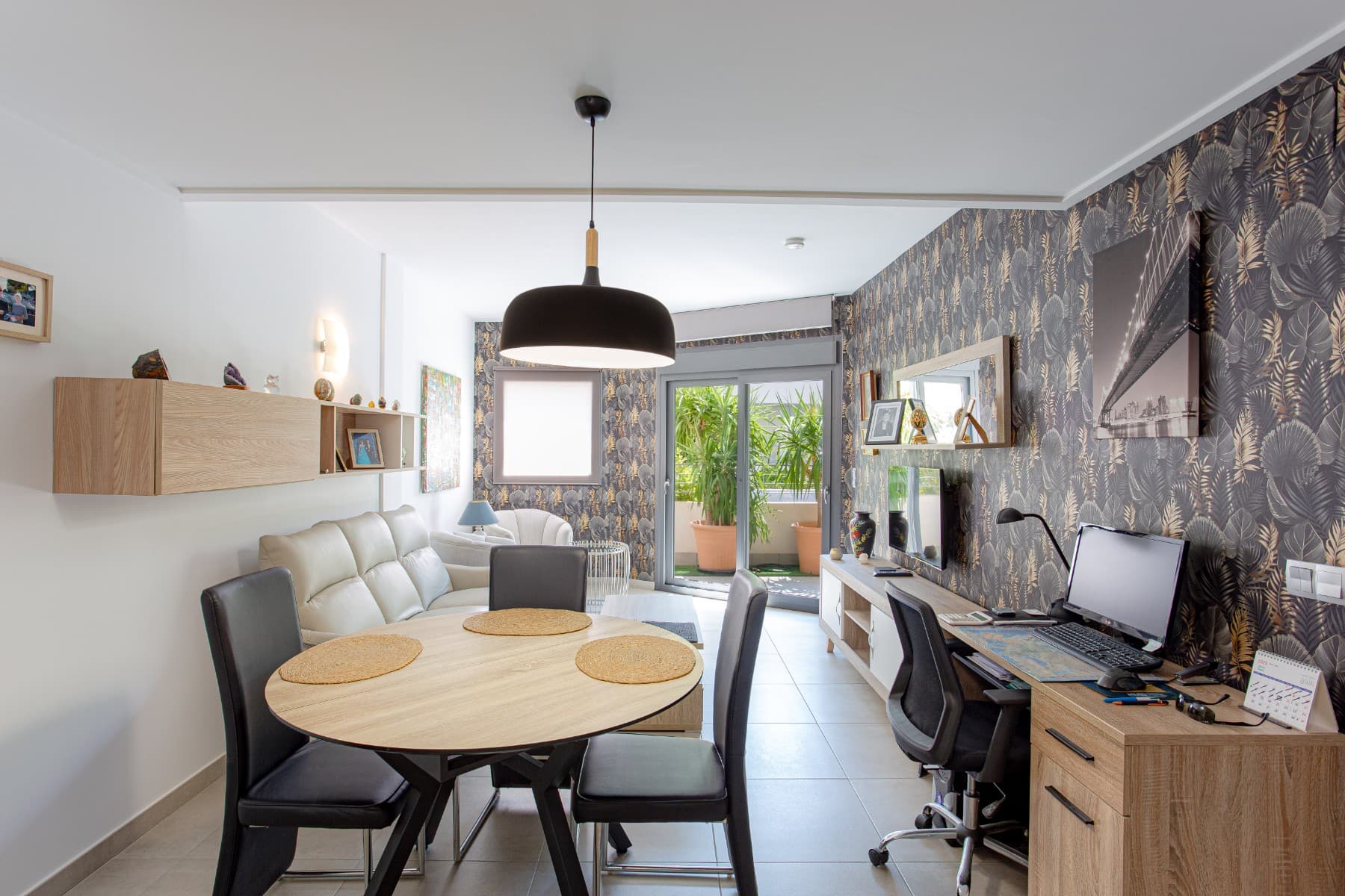 Ubicado en el residencial Villa Amalia, entre La Veleta y Mar Azul, este apartamento en planta baja combina diseño actual y proximidad al mar.La vivienda ofrece 2 dormitorios y 2 baños, uno de ellos en suite, con una superficie construida de 70 m², un luminoso salón de 20 m² y una terraza-jardín de 20 m² orientada al sureste, ideal para disfrutar del sol durante gran parte del día.Construido en 2017, el apartamento dispone de:Cocina abierta equipada con electrodomésticos (horno, lavavajillas, extractor, frigorífico, lavadora y secadora).Equipamiento completo: aire acondicionado centralizado, suelo radiante en baño, persianas eléctricas, ventanas de doble acristalamiento y puerta acorazada.Amueblado y listo para entrar a vivir.El residencial cuenta con zonas comunes pensadas para el disfrute de sus residentes: 3 piscinas comunitarias, una de ellas climatizada para uso durante todo el año, gimnasio, ascensor y fibra óptica. Además, incluye plaza de aparcamiento privada.Su ubicación es ideal, a pocos minutos a pie del mar, con todos los servicios cerca y excelentes conexiones con el centro de Torrevieja y las playas de la Costa Blanca.