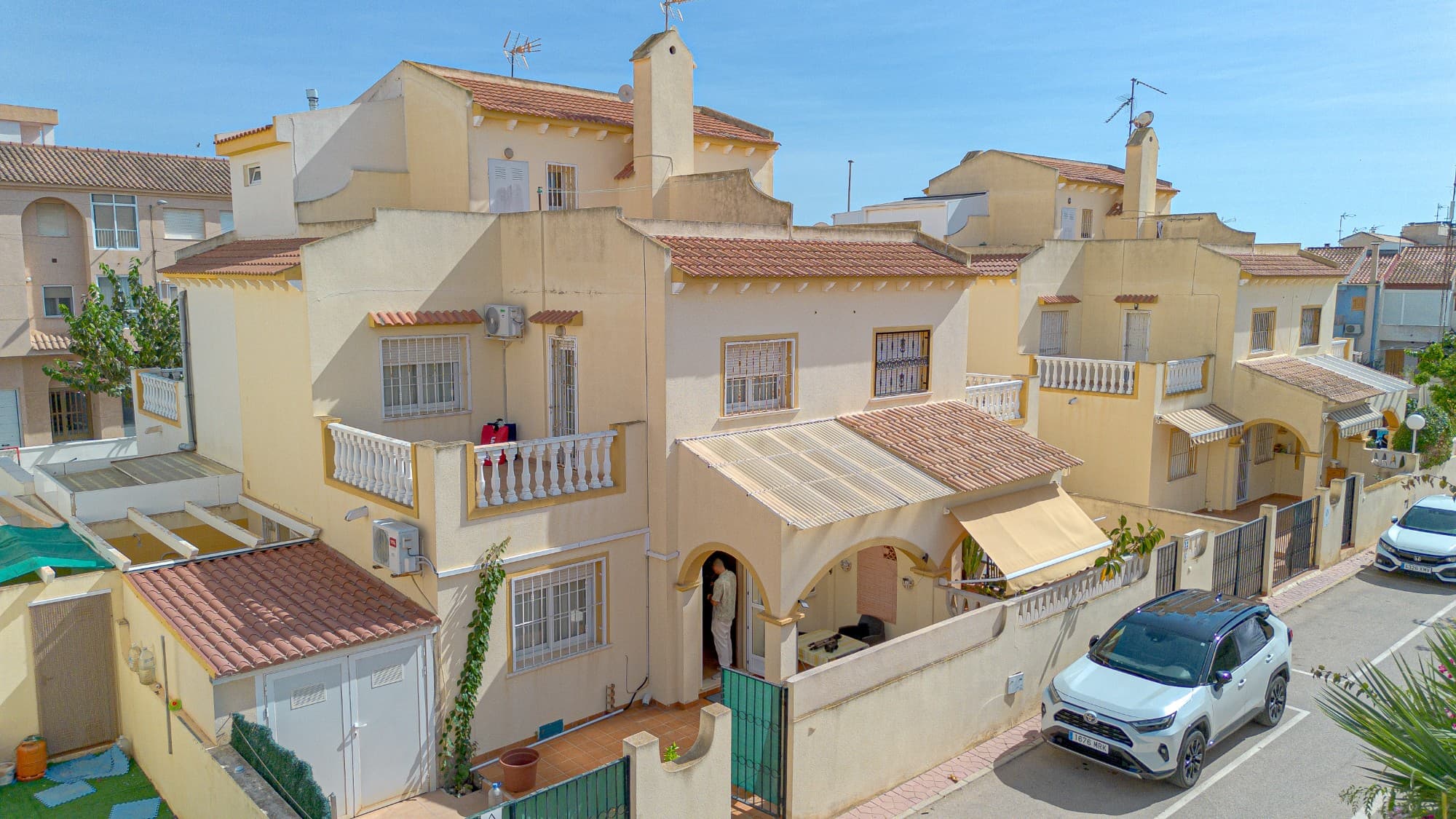 This 86 m² townhouse for sale is located in El Mojón, one of the most peaceful coastal areas of Pilar de la Horadada, just 300 metres from the sea, close to beaches, the promenade and parks, and surrounded by all essential services such as supermarkets, restaurants and sports areas.The house is divided into two floors:Ground floor: spacious 22 m² living-dining room, perfect for family gatherings; independent kitchen fully equipped; one bedroom on this level with easy access; full bathroom; and a storage room ideal for bikes, beach gear or tools. There is also a front terrace to enjoy the outdoors.First floor: features two bright bedrooms, both with built-in wardrobes, a full bathroom and a private terrace.On the rooftop there is a private solarium, ideal for sunbathing, relaxing or enjoying the sea breeze.Its excellent location makes it perfect as a permanent residence or a holiday home in the South Costa Blanca, with the beach, promenade and green areas just a short walk away.