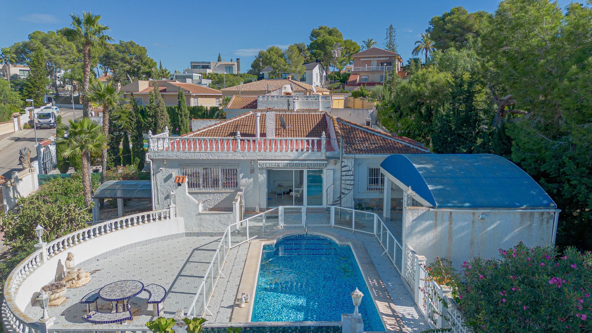This detached villa is located in Los Balcones, Torrevieja, one of the most sought-after areas on the Costa Blanca, in a peaceful and well-connected setting. The property offers 3 bedrooms and 2 bathrooms, with a living area of 124 m² and a total built area of 260 m², on a plot of 829 m². The property features a private pool, a large garden, parking space, and a garage. The house requires renovation, offering the opportunity to adapt it to your tastes and needs. Its location is unbeatable: just minutes from the beaches of Orihuela Costa and Punta Prima, close to the Zenia Boulevard shopping center, as well as supermarkets, bars, and restaurants. Furthermore, it's only 5 minutes from the motorway access, making it easy to travel throughout the Costa Blanca. This property is ideal as a primary residence, second home or investment in Torrevieja, thanks to its strategic location and the potential offered by its renovation.