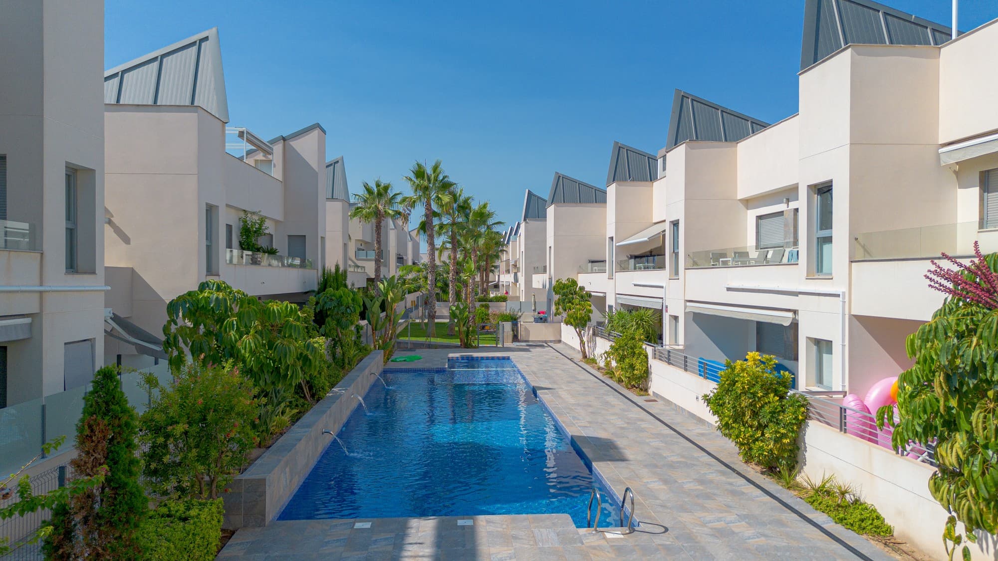 Located in the Villa Amalia residential complex, between La Veleta and Mar Azul, this ground floor apartment combines modern design with proximity to the sea.The property offers 2 bedrooms and 2 bathrooms, one of them en-suite, with a built area of 70 m², a bright 20 m² living room and a 20 m² garden terrace facing southwest, ideal for enjoying the sun for most of the day.Built in 2017, the apartment includes:Open kitchen fully equipped with appliances (oven, dishwasher, extractor hood, fridge, washing machine and dryer).Fully equipped: central air conditioning, underfloor heating in the bathroom, electric shutters, double-glazed windows and reinforced door.Furnished and ready to move in.The residential complex offers great facilities: 3 communal swimming pools, one of them heated for year-round use, gym, lift and fiber optic internet. A private parking space is also included.Its location is ideal, just a few minutes’ walk from the sea, close to all amenities and with excellent connections to the center of Torrevieja and the beaches of the Costa Blanca.