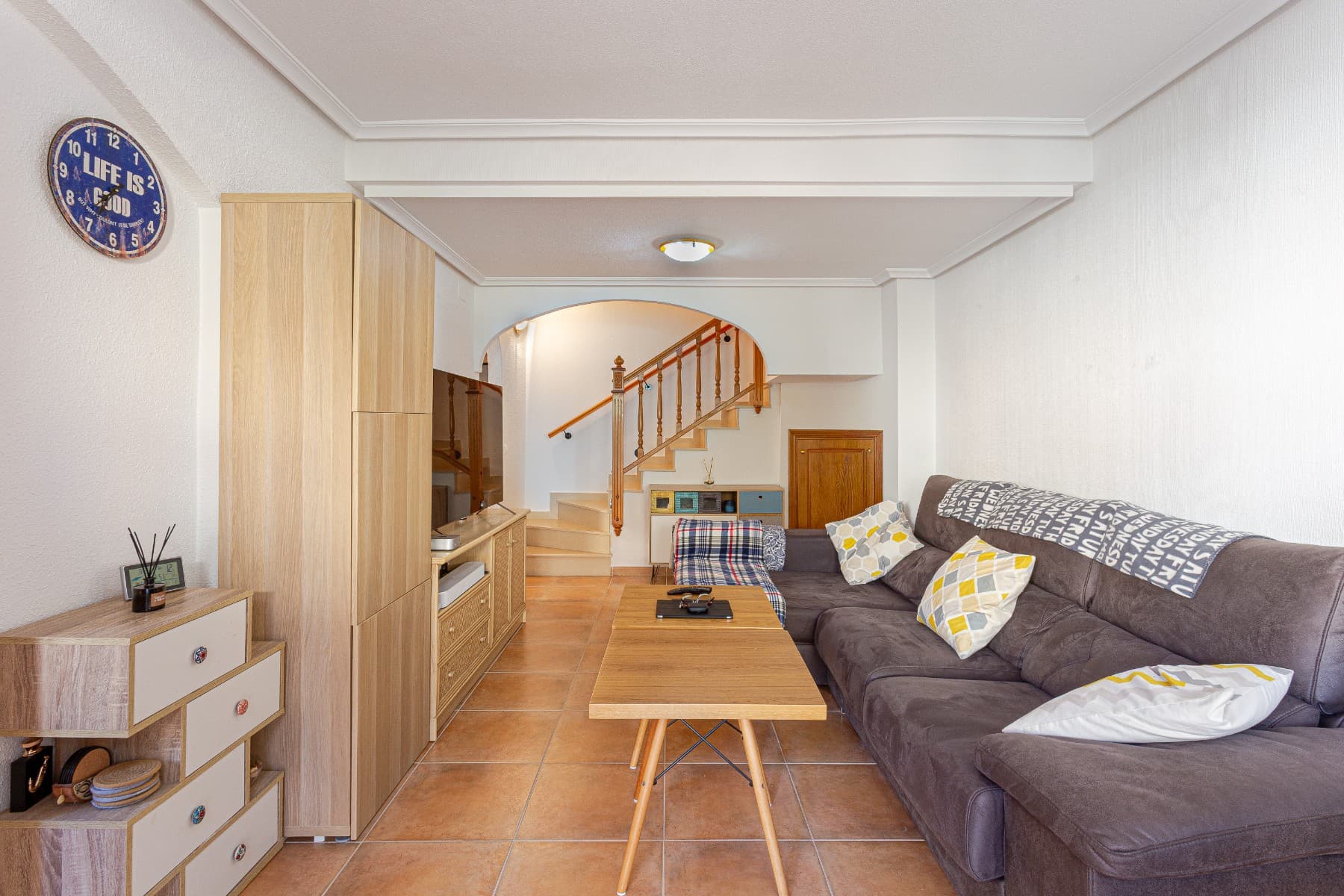 This 86 m² townhouse for sale is located in El Mojón, one of the most peaceful coastal areas of Pilar de la Horadada, just 300 metres from the sea, close to beaches, the promenade and parks, and surrounded by all essential services such as supermarkets, restaurants and sports areas.The house is divided into two floors:Ground floor: spacious 22 m² living-dining room, perfect for family gatherings; independent kitchen fully equipped; one bedroom on this level with easy access; full bathroom; and a storage room ideal for bikes, beach gear or tools. There is also a front terrace to enjoy the outdoors.First floor: features two bright bedrooms, both with built-in wardrobes, a full bathroom and a private terrace.On the rooftop there is a private solarium, ideal for sunbathing, relaxing or enjoying the sea breeze.Its excellent location makes it perfect as a permanent residence or a holiday home in the South Costa Blanca, with the beach, promenade and green areas just a short walk away.