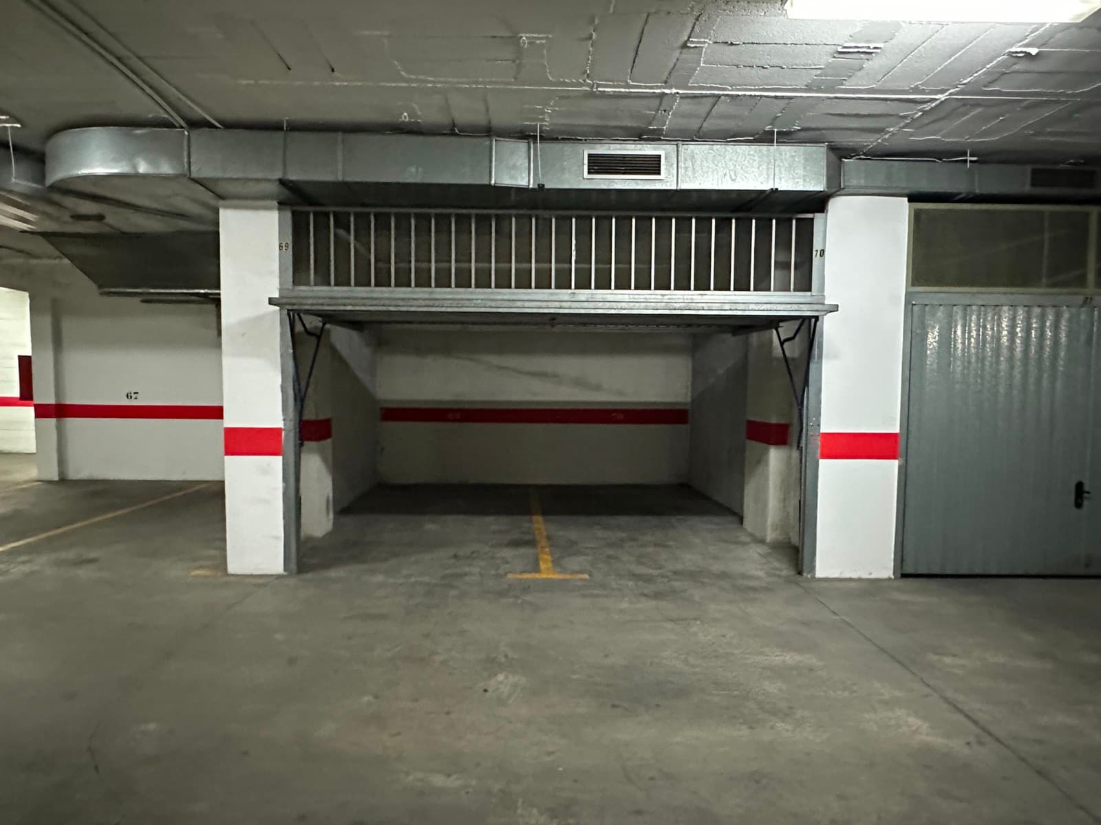 Garaje tipo box ubicado en un complejo residencial con dos plazas de aparcamiento. Tiene puerta propia y fácil acceso gracias a amplias rampas para facilitar la entrada y salida. Ubicado en la Avenida Habaneras, a pocos minutos a pie de la playa y cerca de todos los servicios. Ideal para uso personal o inversión. Disponible a partir del 1 de diciembre de 20254,50 x 4,50