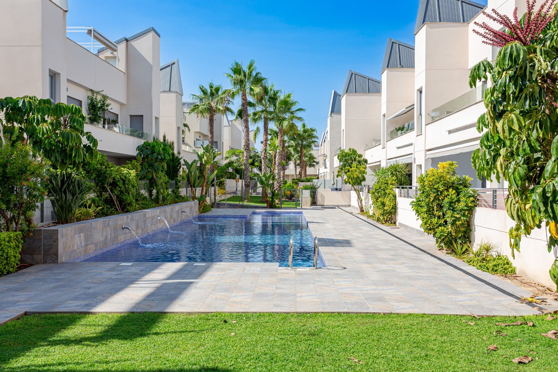 Located in the Villa Amalia residential complex, between La Veleta and Mar Azul, this ground floor apartment combines modern design with proximity to the sea.The property offers 2 bedrooms and 2 bathrooms, one of them en-suite, with a built area of 70 m², a bright 20 m² living room and a 20 m² garden terrace facing southeast, ideal for enjoying the sun for most of the day.Built in 2017, the apartment includes:Open kitchen fully equipped with appliances (oven, dishwasher, extractor hood, fridge, washing machine and dryer).Fully equipped: central air conditioning, underfloor heating in the bathroom, electric shutters, double-glazed windows and reinforced door.Furnished and ready to move in.The residential complex offers great facilities: 3 communal swimming pools, one of them heated for year-round use, gym, lift and fiber optic internet. A private parking space is also included.Its location is ideal, just a few minutes’ walk from the sea, close to all amenities and with excellent connections to the center of Torrevieja and the beaches of the Costa Blanca.