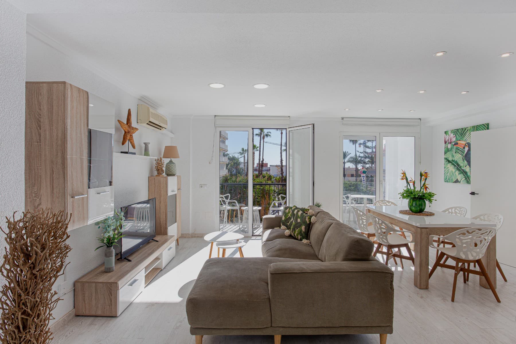 Apartment located in the heart of Torrevieja, on the Costa Blanca, a few steps from the new port, the new leisure area and the Vistalegre Promenade, surrounded by local shops, restaurants and all essential services. It is located close to the beaches of Torrevieja and just 45 minutes from Alicante airport, making it a strategic location for both permanent residence and investment. The apartment has 2 bedrooms, 1 bathroom, a fully equipped open-plan kitchen, and a bright, south-facing living room. It offers unobstructed views of a square, providing natural light and a feeling of spaciousness. It includes air conditioning in the living room and one of the bedrooms. Public parking is available nearby, with the option of renting a parking space for €70 per month. Ideal for enjoying the Mediterranean lifestyle in one of the most sought-after areas of Torrevieja.