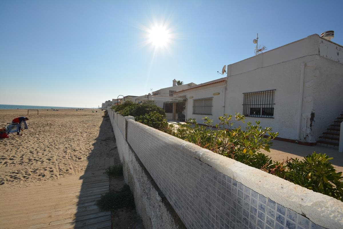 Large house, built in 1970, located in the 1st line of Guardamar del Segura with spectacular sea views. 

606 m2 plot with 235 m2 of constructed area with closed garage. The entire living space is situated on 1 level. The house has a huge roof terrace with panoramic views. 4 bedrooms, 3 bathrooms, independent kitchen, large living room with dining area and spacious hallway at the entrance of the house. There is a direct access to the terrace from the living room. 

It is a corner property, so the fence borders with neighbour property only on one side. 

Please contact us to request more information or to arrange a viewing.