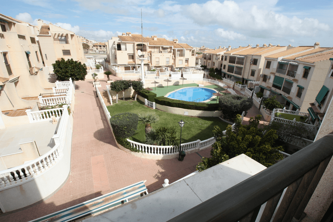Fabulosa vivienda cerca del mar lista para entrar a vivir. Grandes calidades en todos los materiales utilizados. La vivienda está en perfecto estado.

La vivienda esta distribuida en 4 plantas y consta de 4 dormitorios, 2 baños, 1 aseo en planta baja, Salón-comedor espacioso, una gran terraza y un garaje grande que tiene acceso directo a la vivienda. También consta de un bonito jardín y una piscina grande comunitaria.

No dude en consultarnos para más información o solicitar una visita.