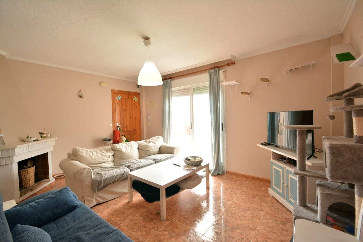 Esta vivienda se encuentra la calle Lepanto, edificio sin ascensor. 81 m2 de superficie total construida según Registro de Propiedad con 30 m2 de terraza descubierta. La vivienda dispone de 2 dormitorios con 1 baño amplio. Cocina americana. Acogedor salón con chimenea. Gran terraza orientada al sur. La vivienda es muy soleada y luminosa. El dormitorios principal tiene un gran armario empotrado.Hay solo 3 apartamento en el edificio. Gastos anuales muy bajos. El edificio fue construido en 1980, pero la vivienda ha sido reformada. Hay posibilidad de comprar un garaje cerrada para hasta 3 coches en el mismo edificio. 

Los gastos de compra y los impuestos no están incluidos en el precio.