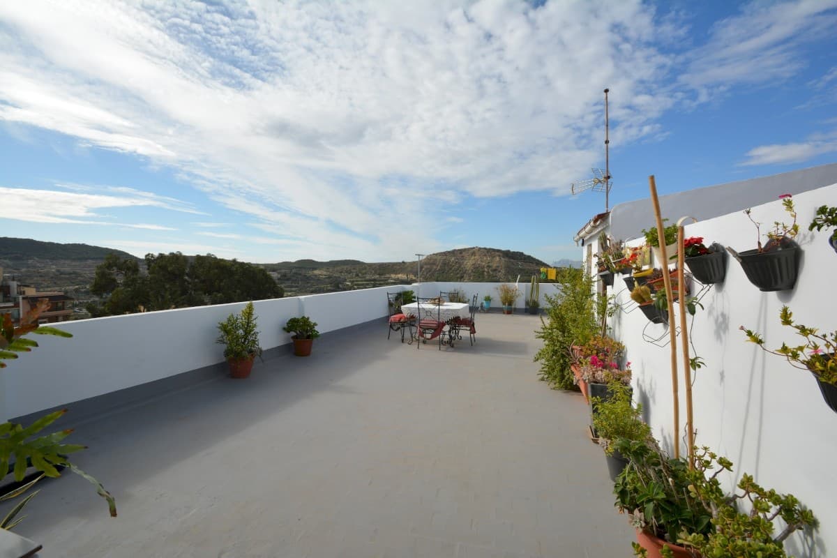 Este apartamento está en pleno centro de Guardamar del Segura, un lugar perfecto para disfrutar de la vida junto al mar. Guardamar es famoso por sus bonitas playas, su bosque de pinos y su ubicación ideal, cerca de la ciudad de Alicante y su aeropuerto internacional. Todo lo que necesitas está a un paso.

La vivienda tiene 124 m² construidos, una terraza cubierta de 10 m² y una gran terraza privada en la azotea de unos 80 m². Actualmente cuenta con tres dormitorios y dos baños, un salón-comedor con cocina abierta y una sala de estar aparte. Esta sala se puede convertir en un cuarto dormitorio o unirse al dormitorio de al lado para crear una gran suite principal. Todo está en una sola planta, y el apartamento ocupa todo el quinto piso del edificio, garantizando privacidad total.

Todas las ventanas dan al exterior, y cada habitación tiene salida a un largo balcón que rodea la vivienda. Las vistas son abiertas y despejadas, garantizadas de por vida, con una línea de mar visible en el horizonte. La ubicación es perfecta, a solo 600 metros de la playa y en la calle principal del pueblo. Con orientación este, sur y oeste, el apartamento recibe sol y luz durante todo el día. Además, el salón tiene una chimenea funcional que le da un toque acogedor.

Hay mucho espacio para guardar cosas, tanto dentro como fuera del apartamento, y los gastos comunitarios son muy bajos. Aunque necesita reformas, esta propiedad es única. En Guardamar ya no se permiten construcciones de cinco plantas, por lo que esta vivienda siempre tendrá luz natural y vistas sin obstrucciones.

El edificio cuenta con cámaras de seguridad, y justo al lado hay un gran aparcamiento gratuito. Todos los servicios están a poca distancia andando. Los impuestos y otros gastos no están incluidos en el precio. Para más información o para organizar una visita, no dudes en contactarnos.