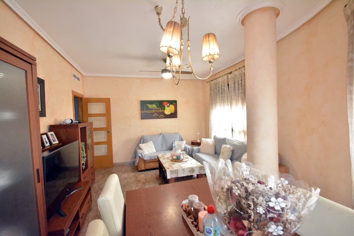 Este espacioso apartamento en primera planta se encuentra en el corazón de Rojales, Alicante, un encantador pueblo mediterráneo donde todos los servicios esenciales están a pocos pasos. Rojales es conocido por su ambiente vibrante, su patrimonio cultural y su proximidad tanto a la costa como a atractivos del interior, lo que lo convierte en un lugar ideal para vivir o disfrutar de unas vacaciones.

Construido en 2006, el apartamento cuenta con 108 metros cuadrados de superficie construida. Dispone de tres dormitorios y dos baños, incluyendo una suite principal con baño privado y vestidor. Los otros dos dormitorios cuentan con armarios empotrados, mientras que el amplio salón con comedor se abre a un encantador balcón orientado al sur. La cocina independiente está equipada con un lavadero, y el apartamento se complementa con un espacioso vestíbulo para mayor comodidad.

Un trastero ubicado en la cubierta del edificio está incluido en el precio, y existe la opción de adquirir una plaza de garaje subterráneo con un trastero adicional. Contáctenos para consultar el precio. El apartamento también incluye preinstalación para aire acondicionado centralizado, paredes con acabado liso y la mayoría de los muebles y electrodomésticos de cocina grandes.

Los impuestos y gastos de compraventa no están incluidos. ¡Por favor, no dude en contactarnos para solicitar una visita!